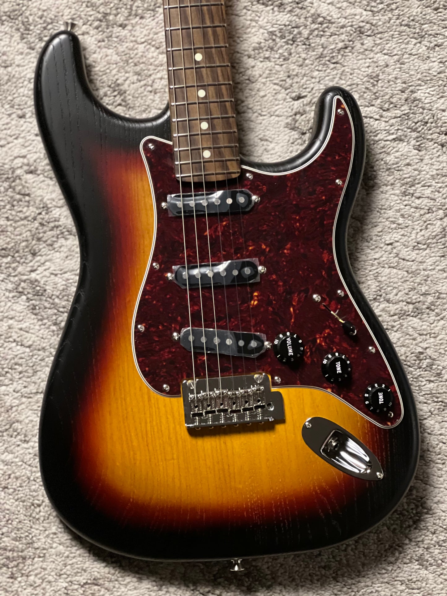 Fender MIJ Limited Stratocaster with RW FB in Raw Ash 3-Color Sunburst JD25011586