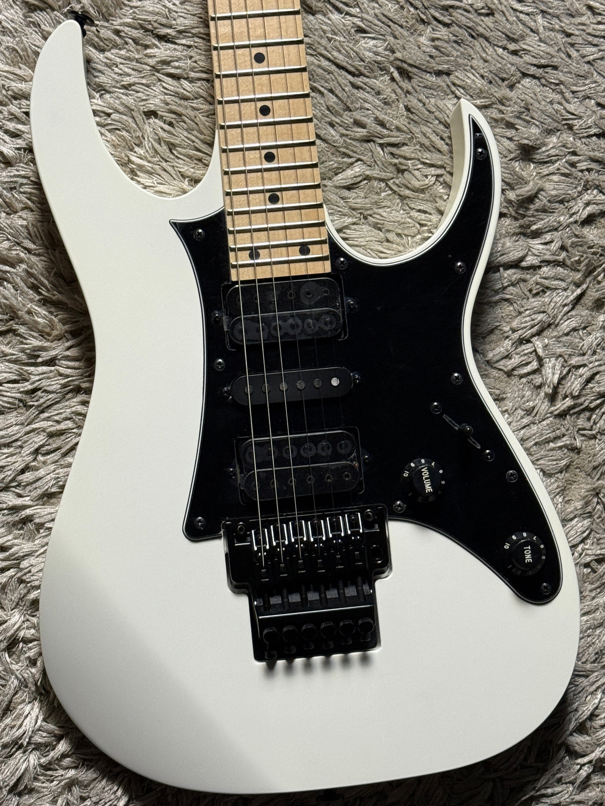 Ibanez RG550-WNF in White Flat