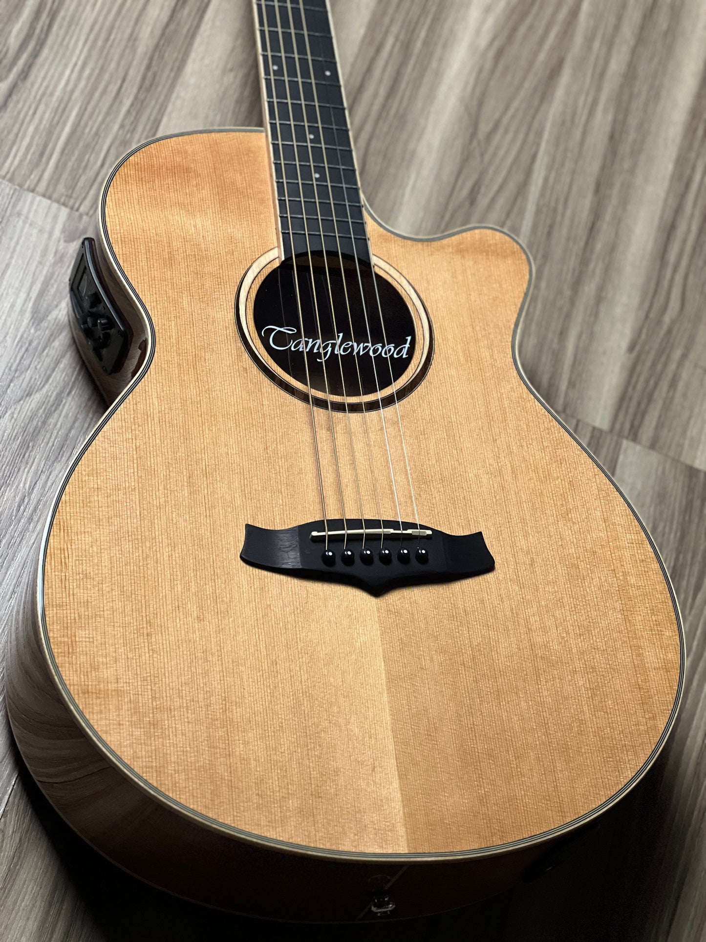 Tanglewood TW4CENA Winterleaf Super Folk Cutaway in Natural Gloss w/Bag