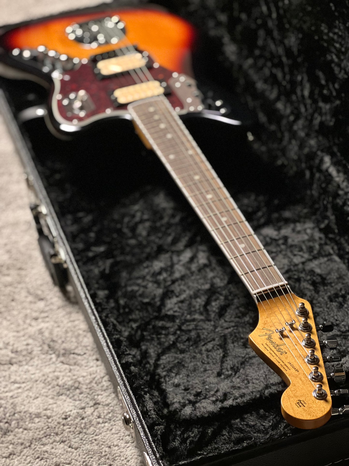 Fender Kurt Cobain Signature Jaguar 3-Color Sunburst MX24080012