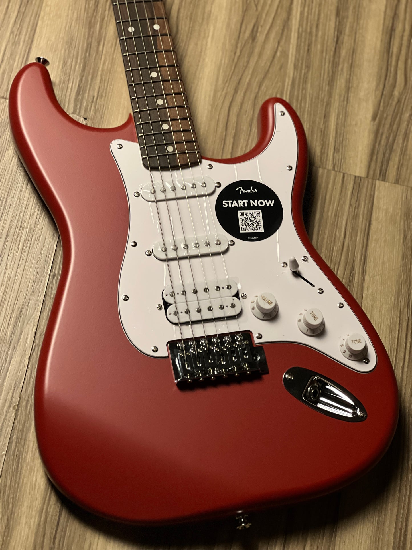 Squier Debut Series Stratocaster HSS with Laurel FB in Dakota Red