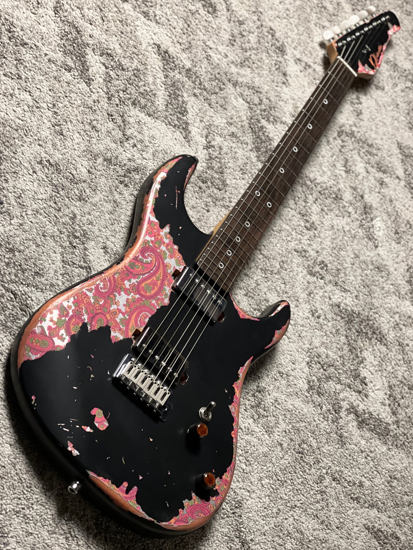 Dhatarattha Performance DST HH in Black Over Pink Paisley with RW FB Nitro Relic (Covered Pickups)