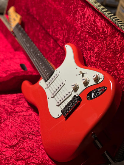 SQOE SEST1002 RD SSS Custom Shop Series in Fiesta Red Limited Edition with Hardshell Case