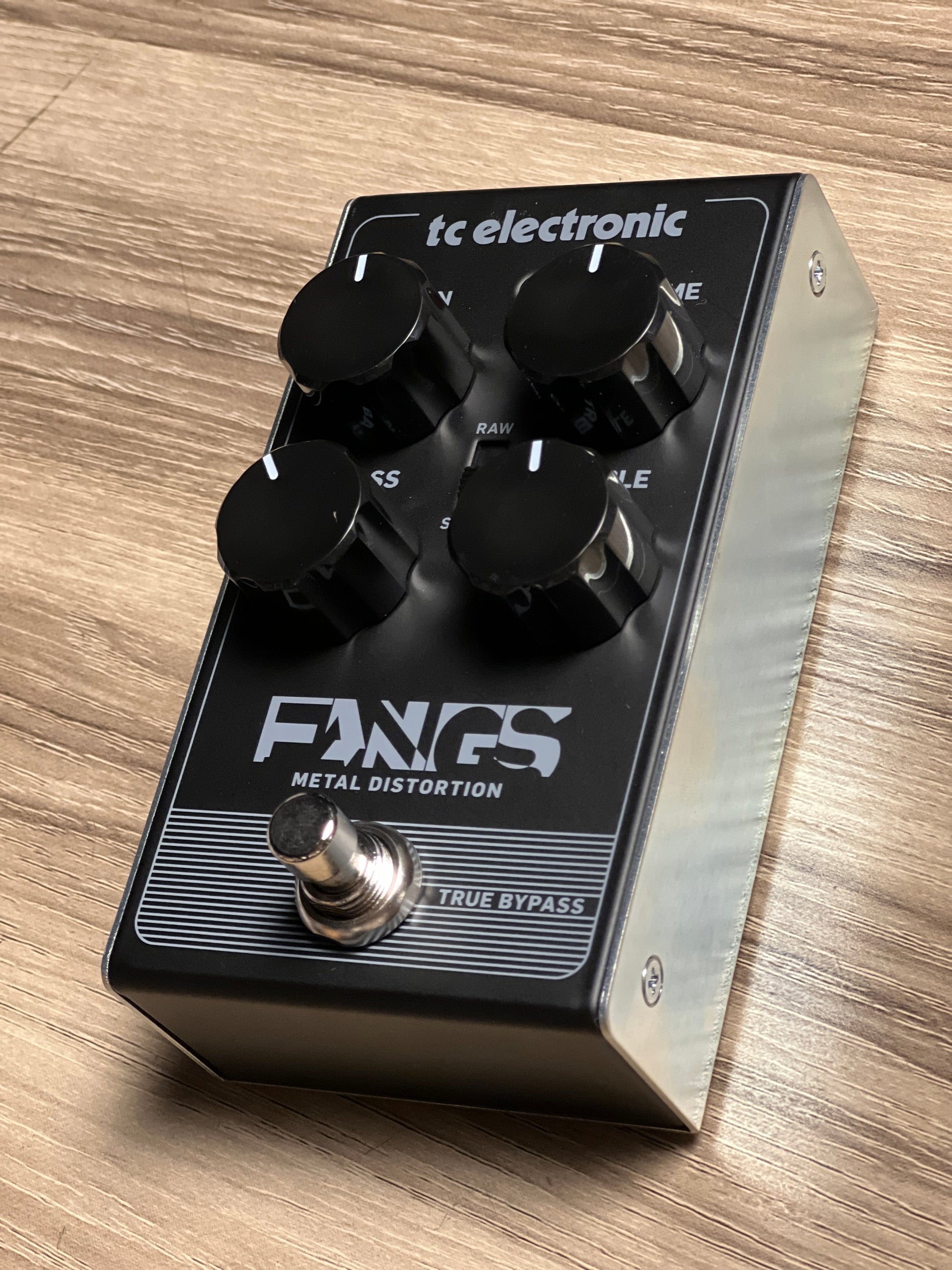 pedal distortion metal TC Electronic Fangs Metal Distortion – nafiriguitar.com