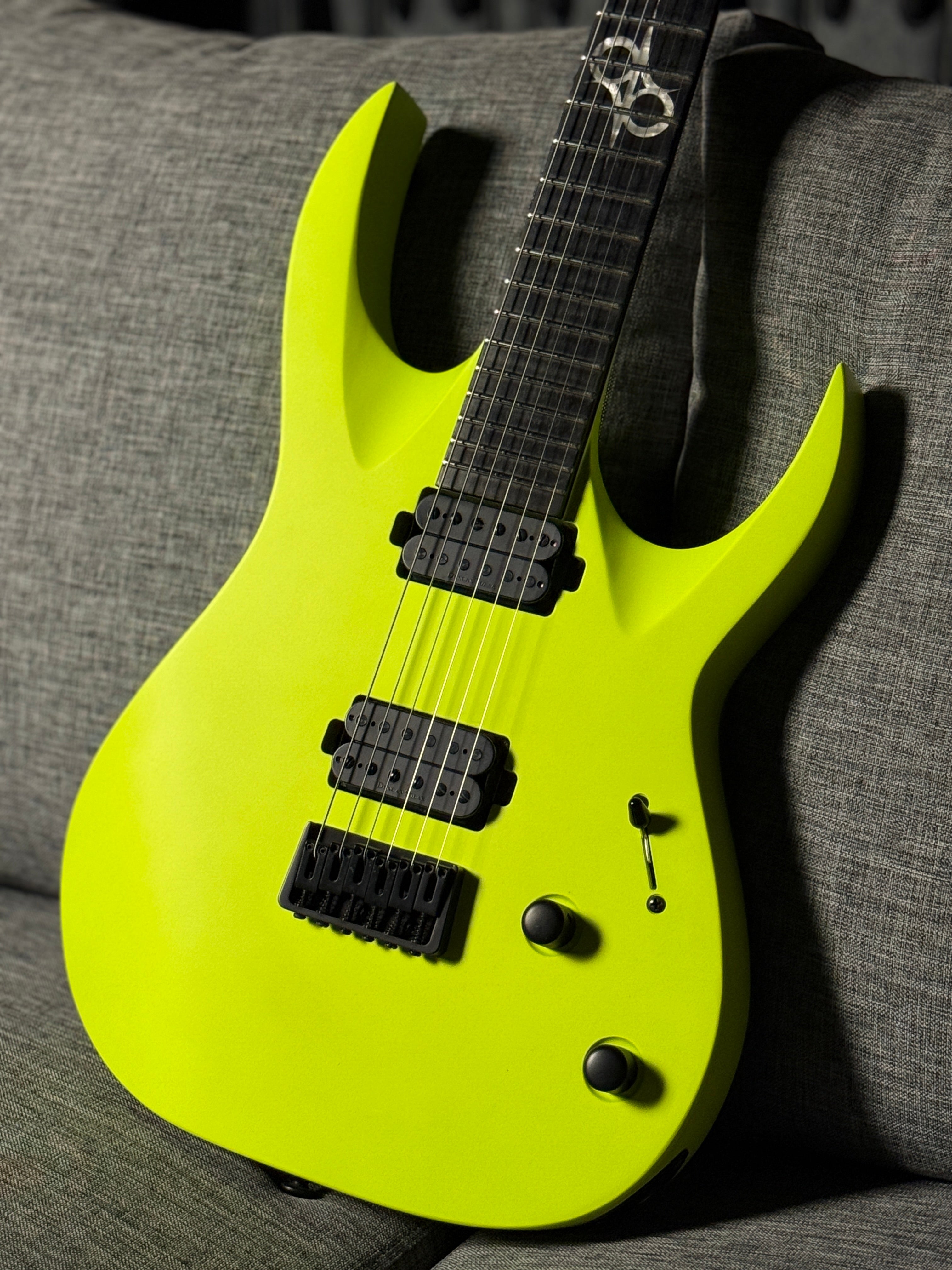 Solar A2.6 in Lemon Neon Matte IW21110510 – nafiriguitar.com