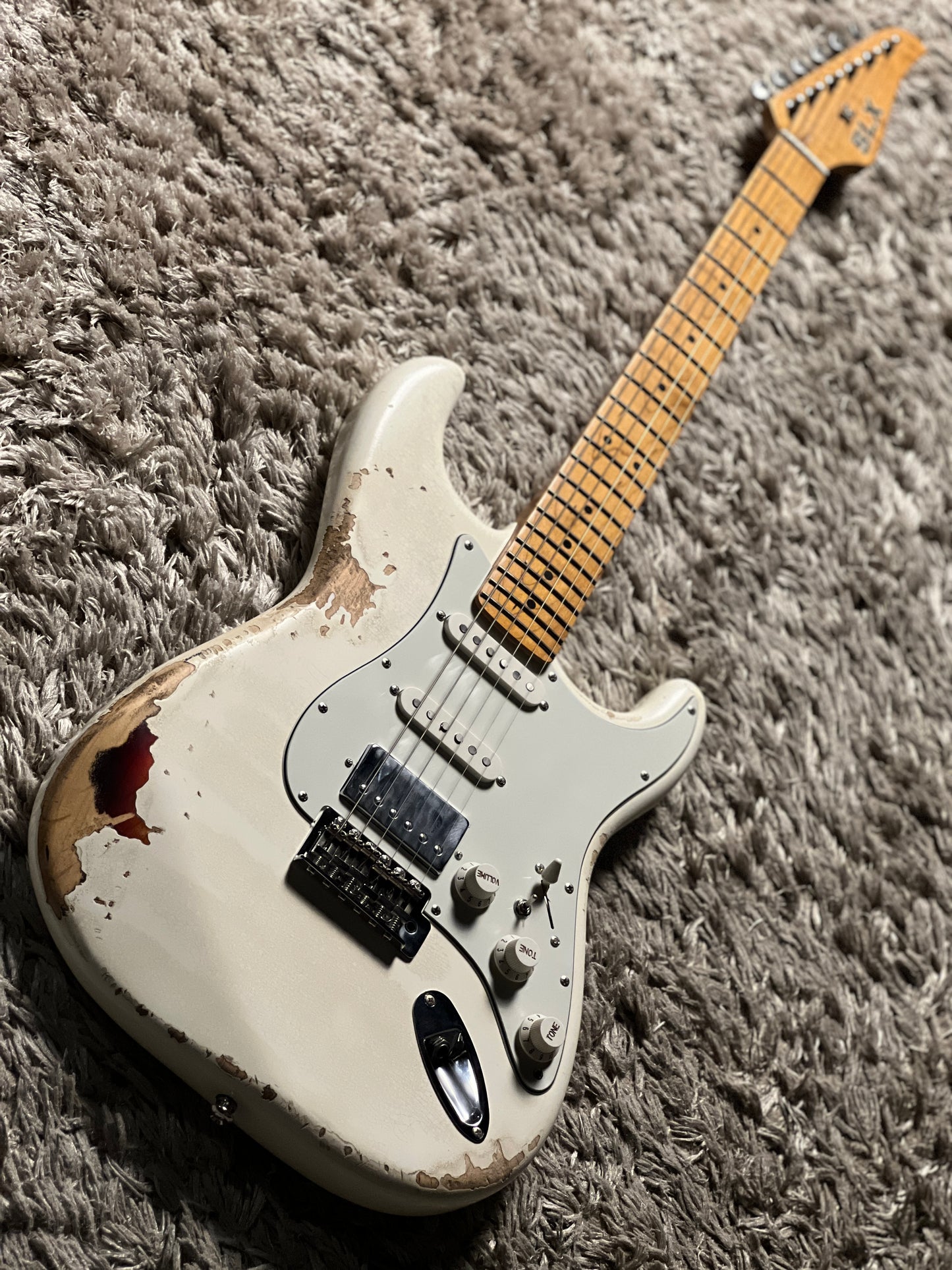 SLX Hawk Antique in Olympic White Over Sunburst with Nitrocellulose Lacquer