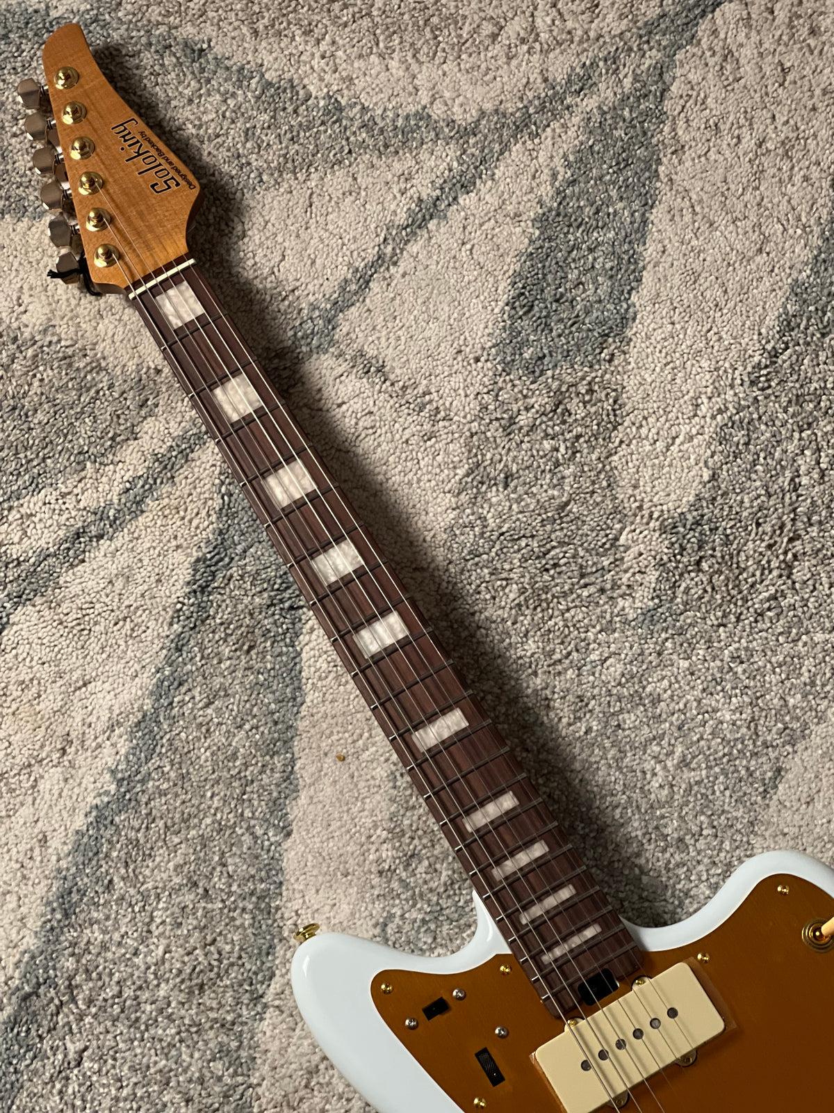 Soloking JM40 Offset Deluxe in Polar White with Gold Hardware