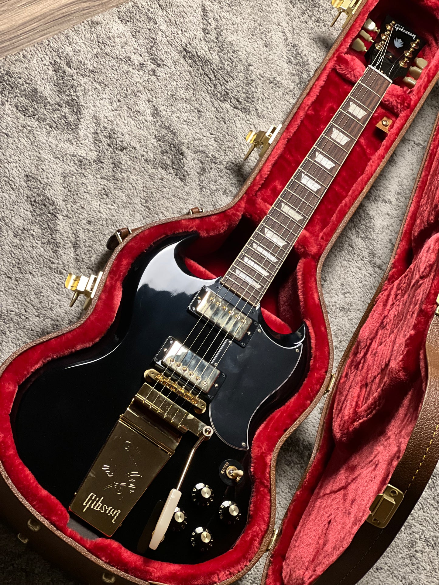 Gibson SG Standard '61 Maestro Vibrola T-Type in Ebony w/Case 232550250