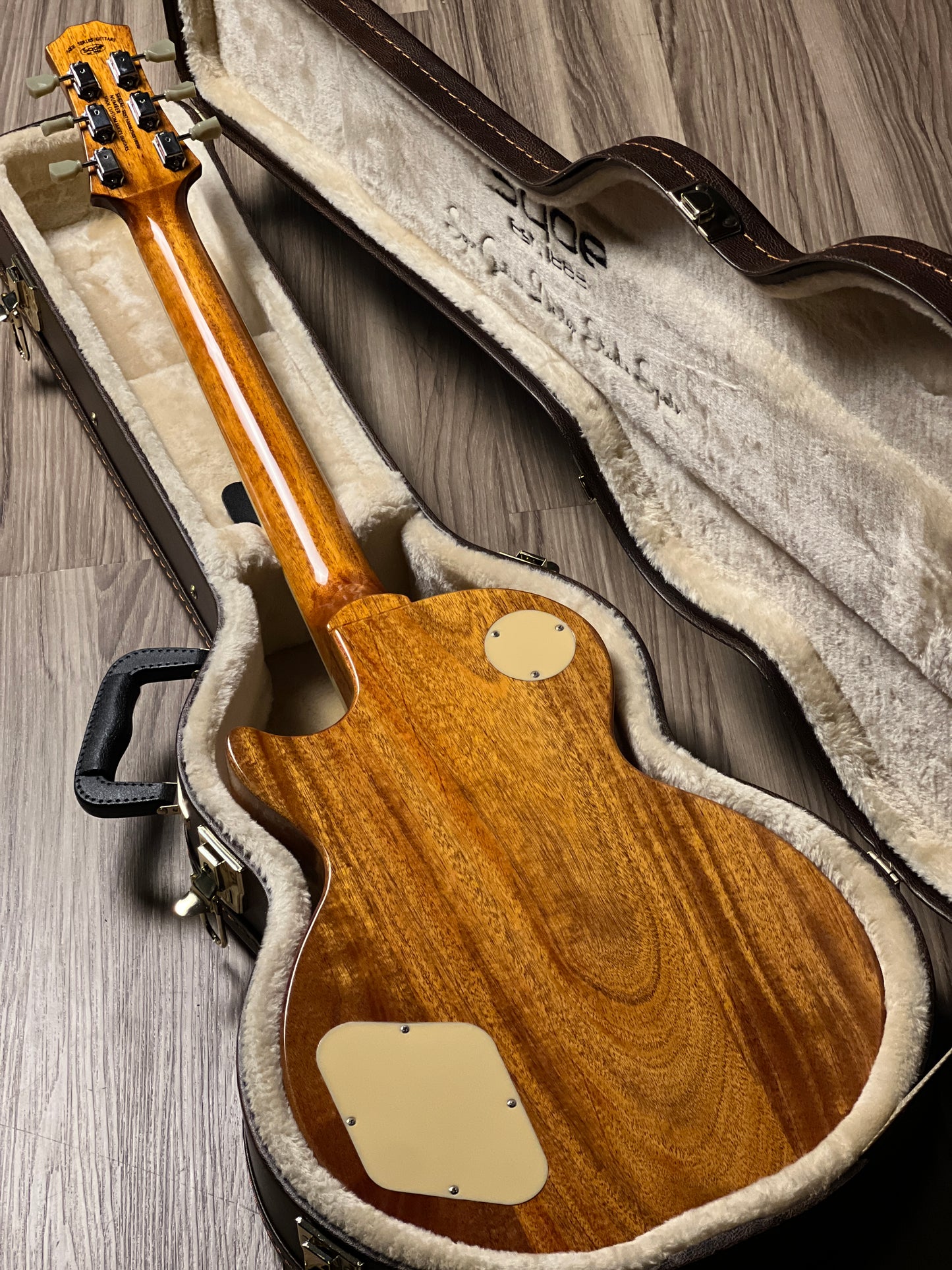 SQOE SELP900 in Charcoal Black Burst with Hardshell Case