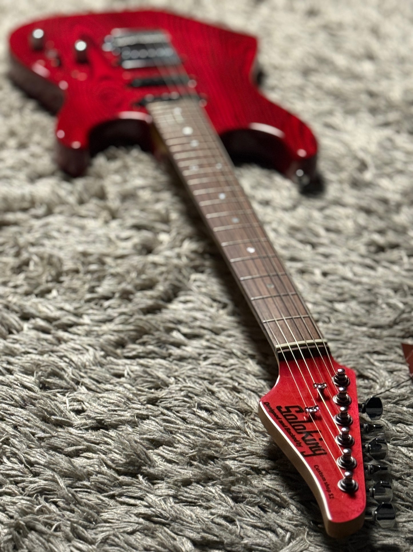 Soloking MS-1 Custom ในสีม่วงแดงใสพร้อมคอไม้เมเปิ้ลย่างและตัวไม้แอช 