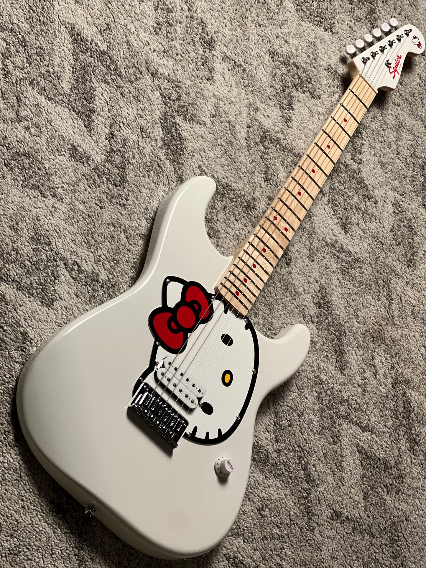 Squier by Fender Limited Edition Hello Kitty Stratocaster with Maple FB in White