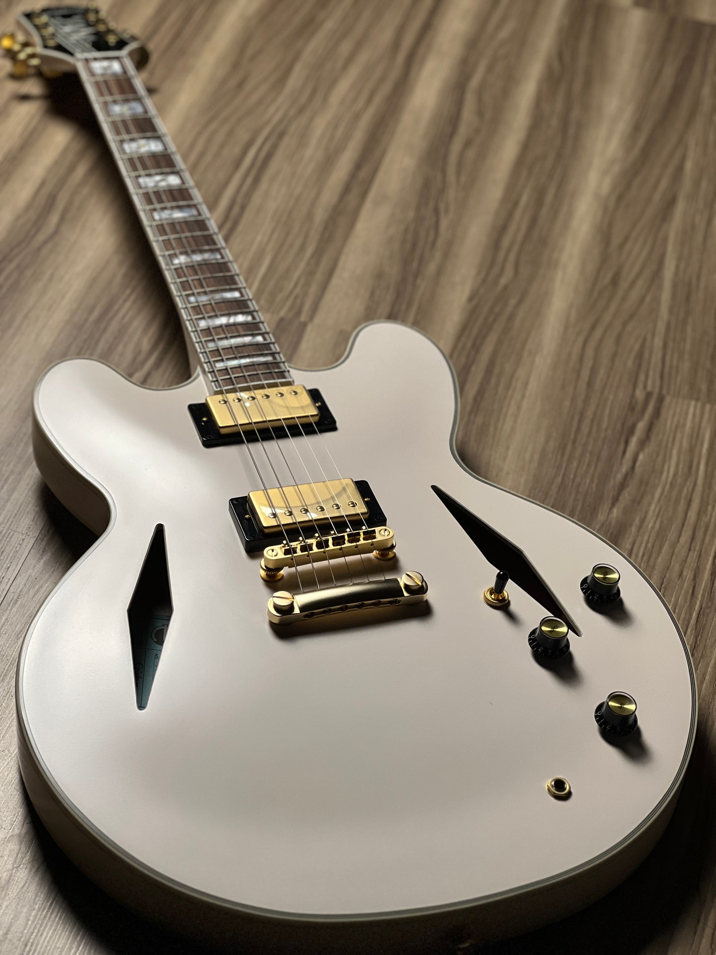 Epiphone Emily Wolfe "White Wolfe" Sheraton Semi-Hollow in Aged Bone White