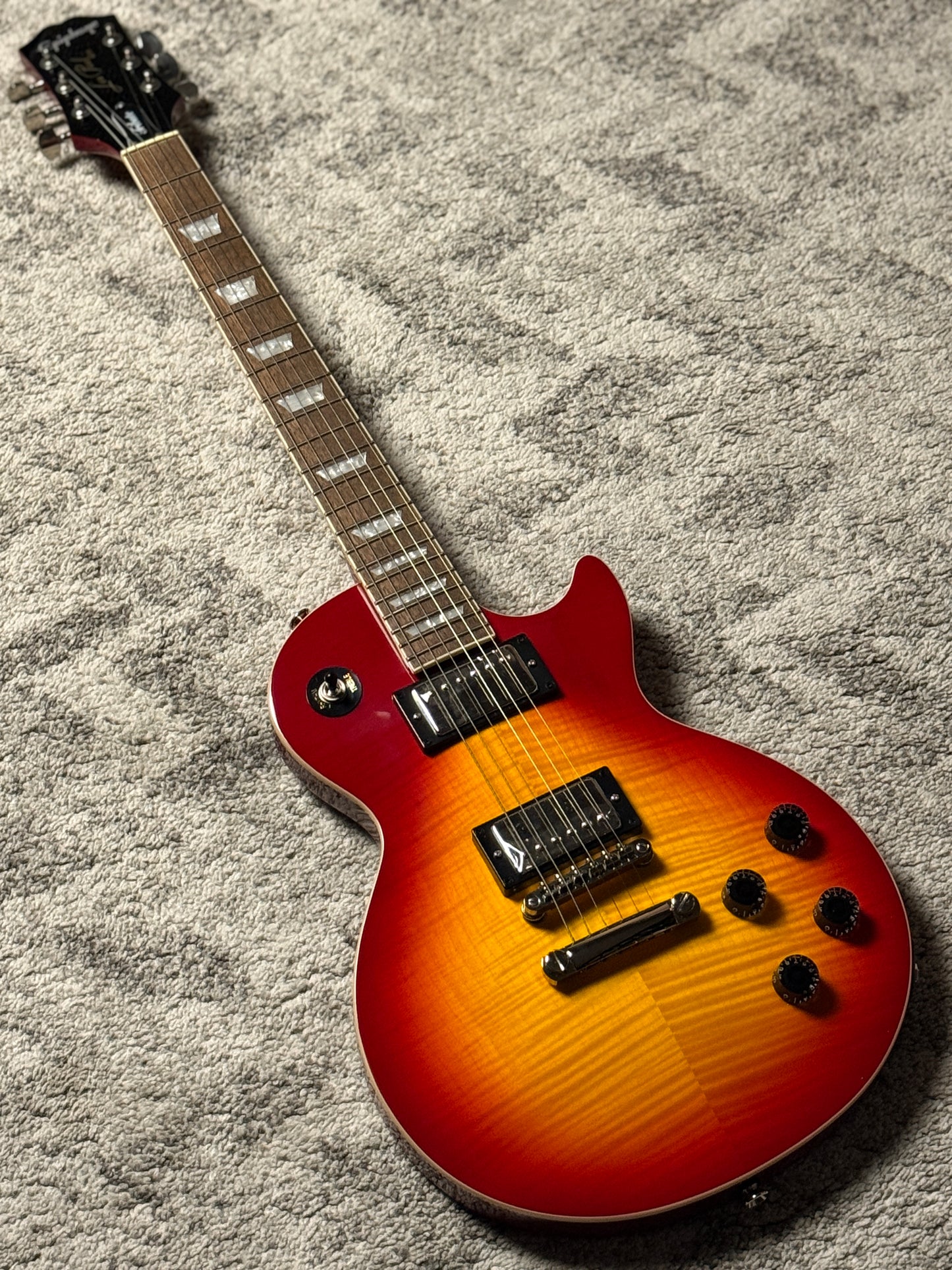 Epiphone Les Paul Tribute Plus in Heritage Cherry Sunburst
