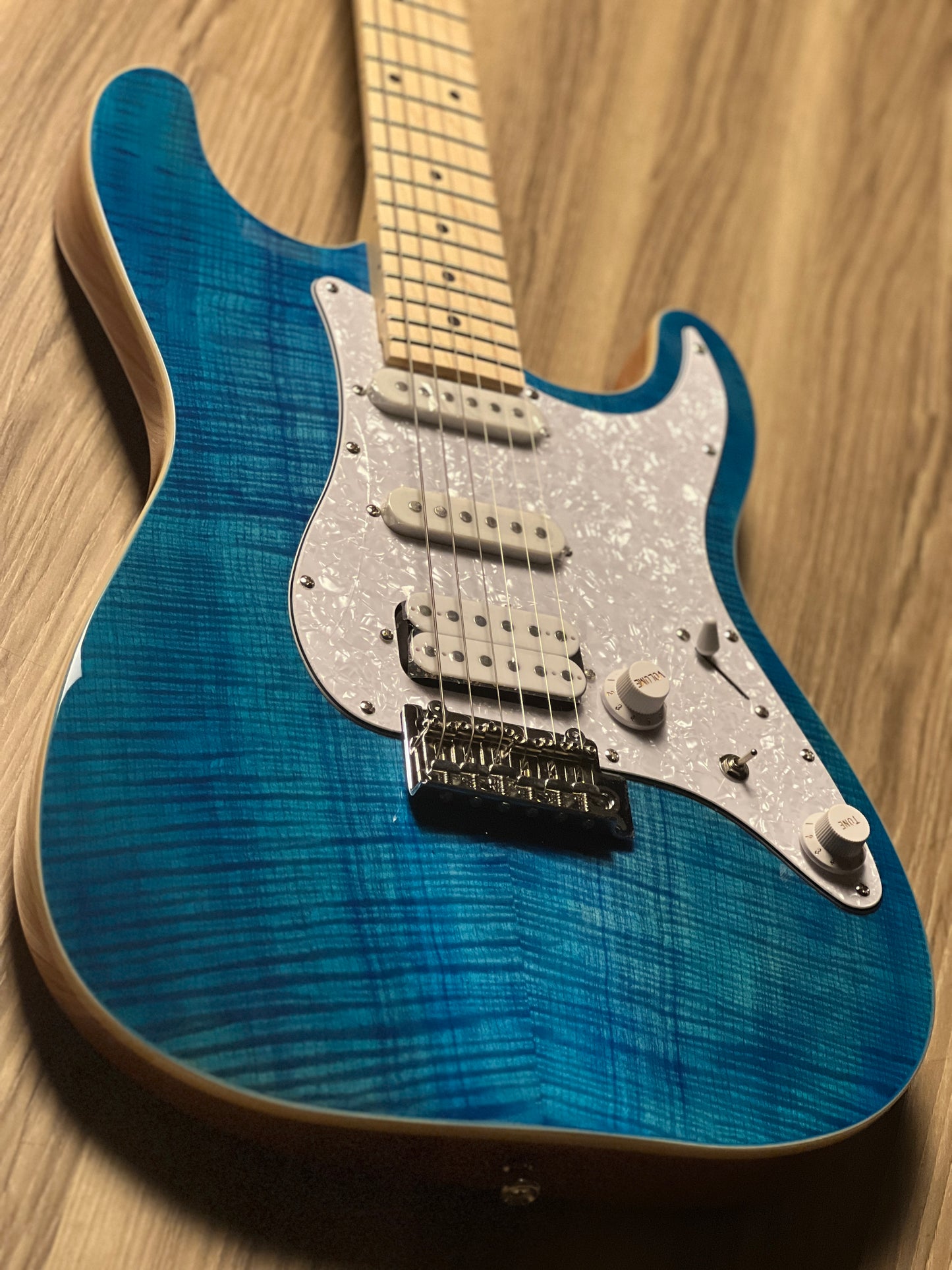 SQOE SEIB680 HSS with Flame Maple Top in Aqua Blue