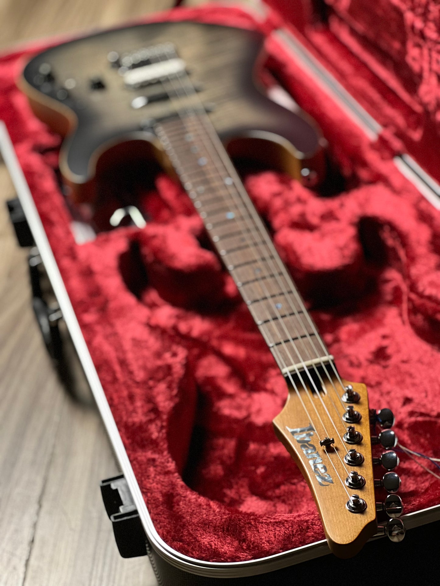 Ibanez TQM2-CUF Tom Quayle Signature  in Charcol Black Burst Flat with Case F2429226