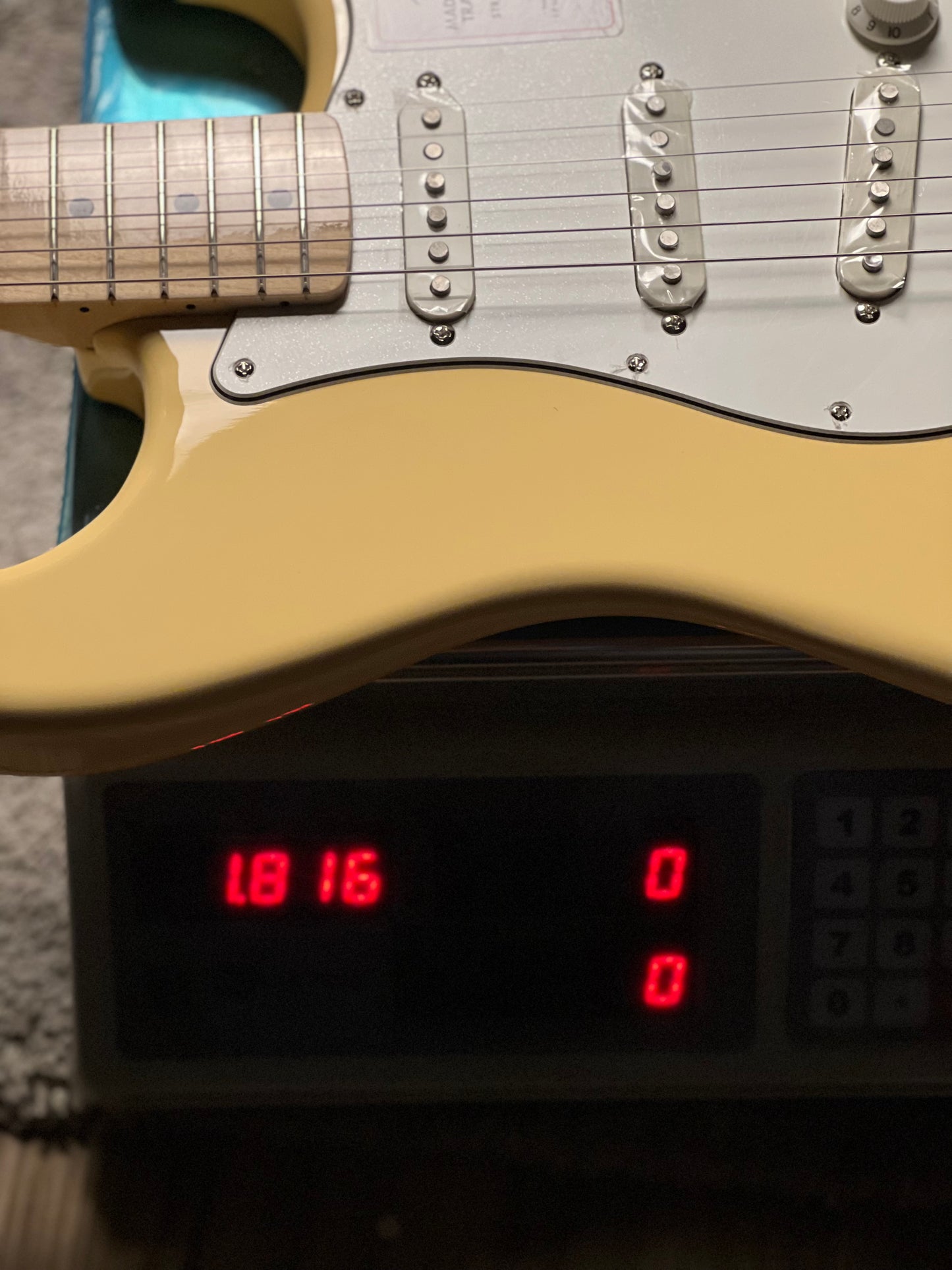 Fender Japan Traditional 70s Stratocaster with Maple FB in Vintage White JD25010795
