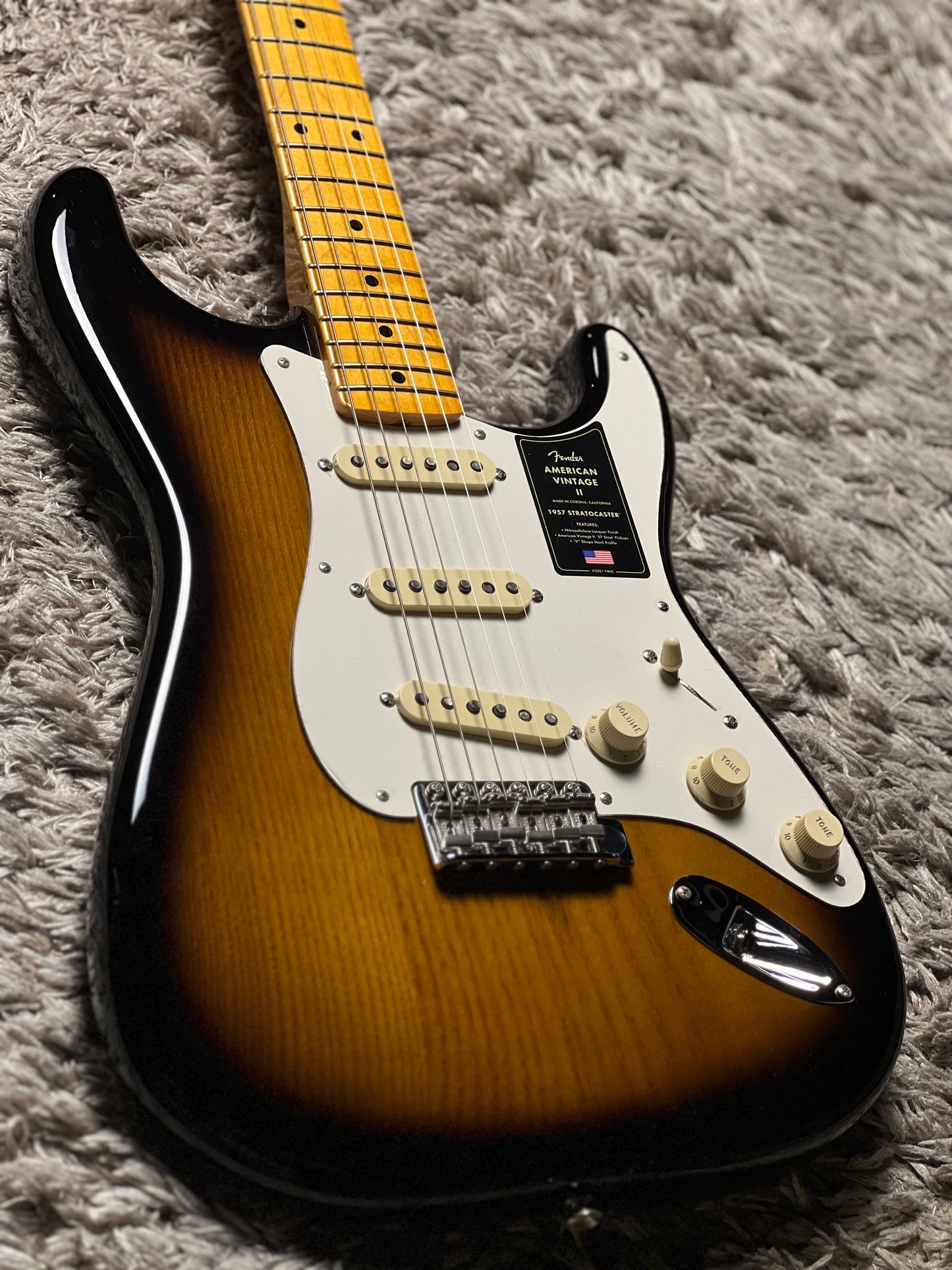 Fender American Vintage II 57 Stratocaster พร้อม Maple FB สี 2-Tone Sunburst