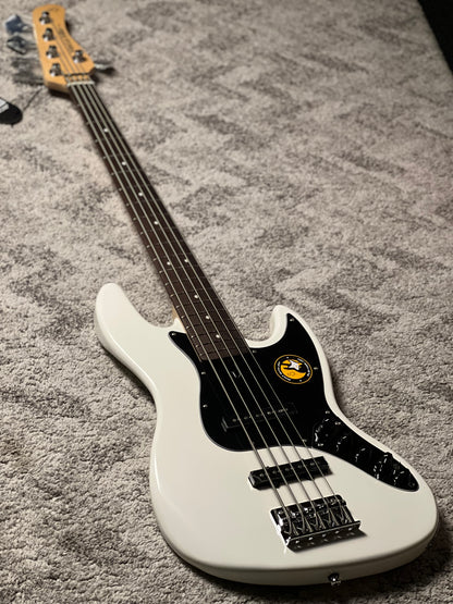 Sire Marcus Miller V3 5-String  2nd Gen in Antique White