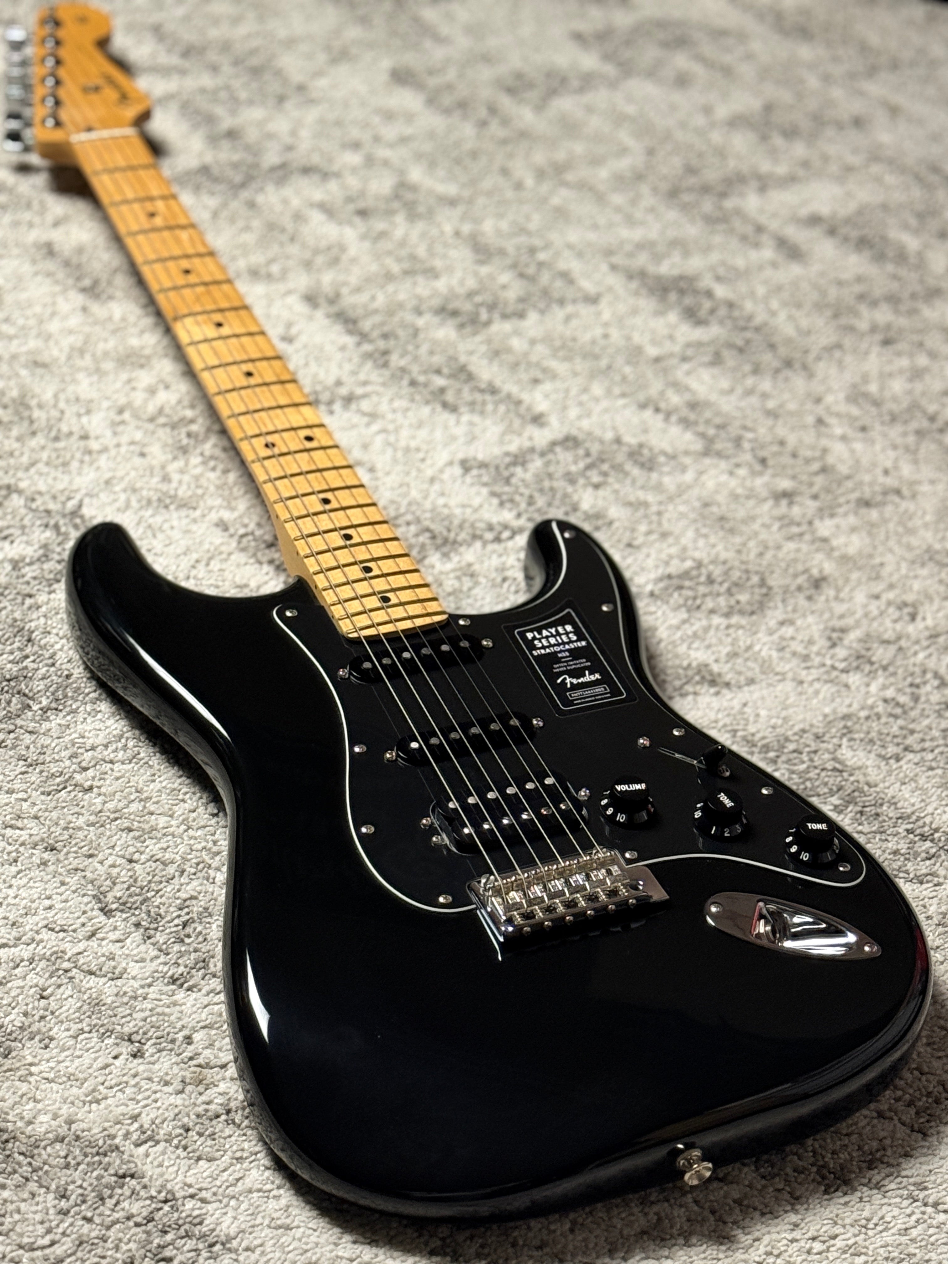 ギター Fender Player Stratocaster HSS PF BLK Fender Player Stratocaster HSS MN, Black at Gear4music