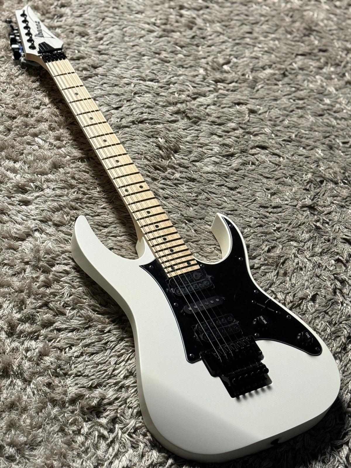 Ibanez RG550-WNF in White Flat