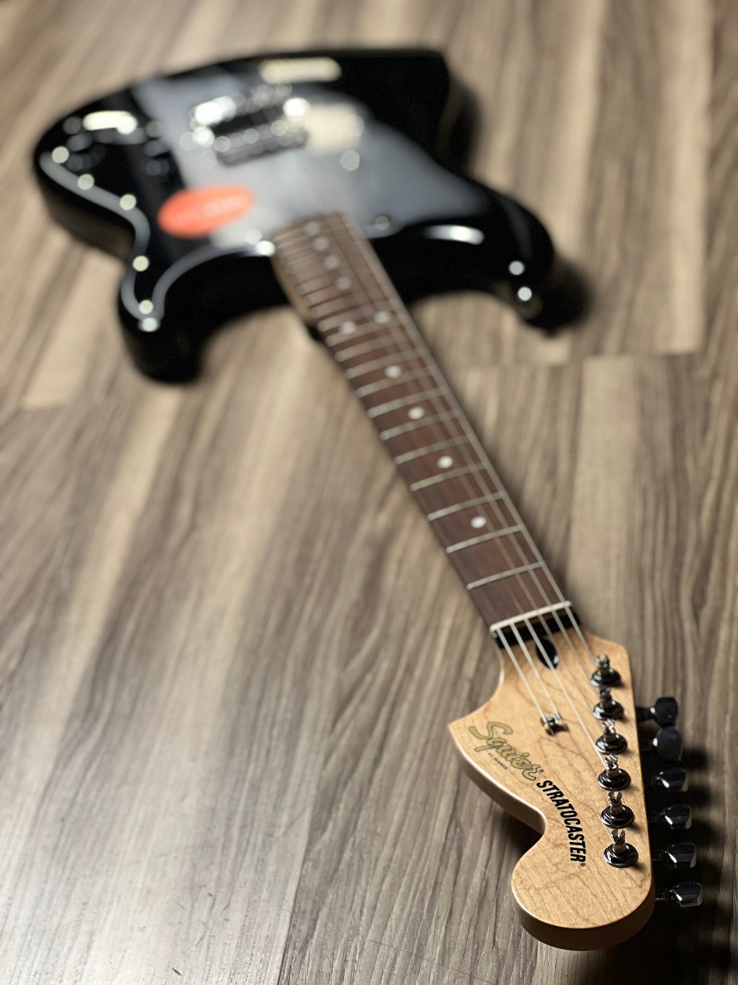 Squier FSR Affinity Series Stratocaster H HT with Laurel FB in Black