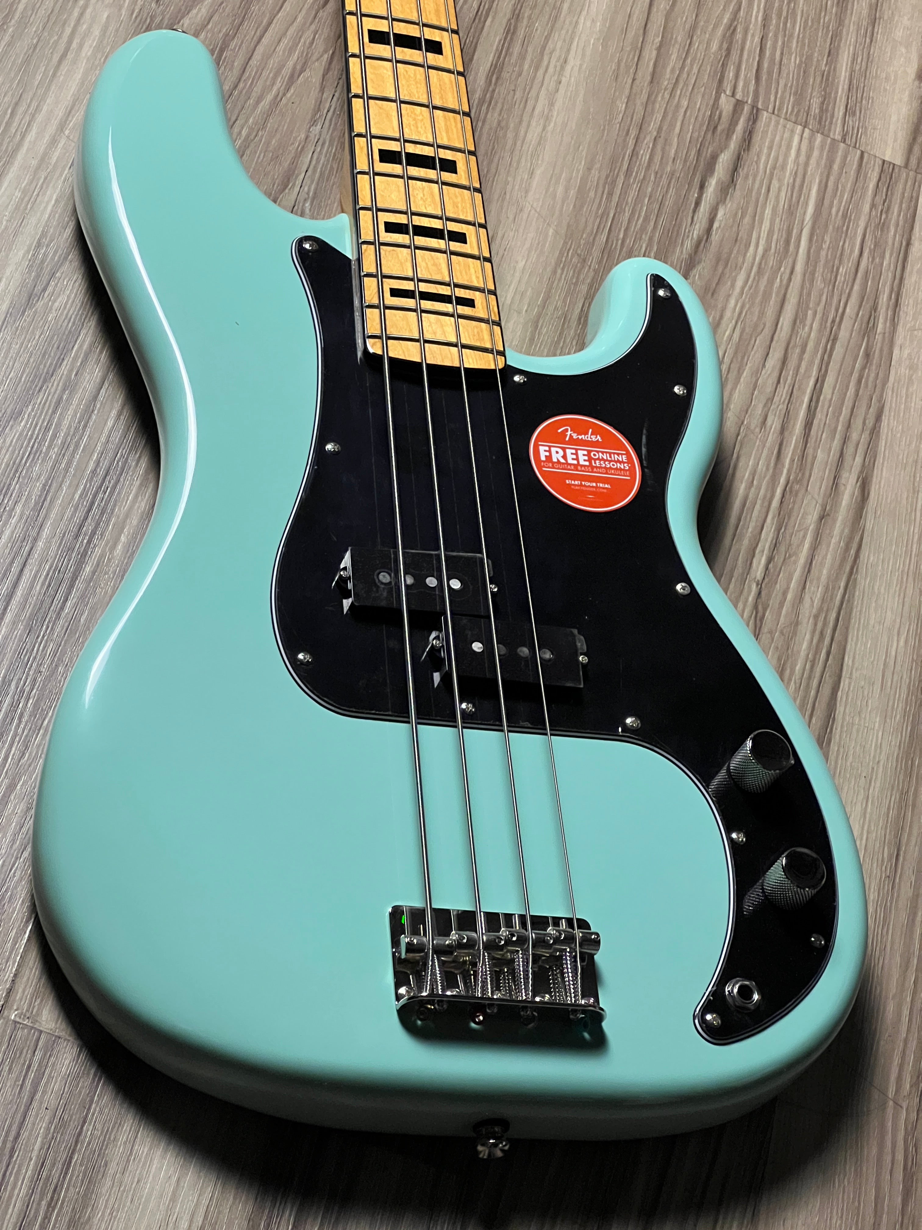 Squier FSR Classic Vibe 70s Precision Bass with Maple FB in Surf