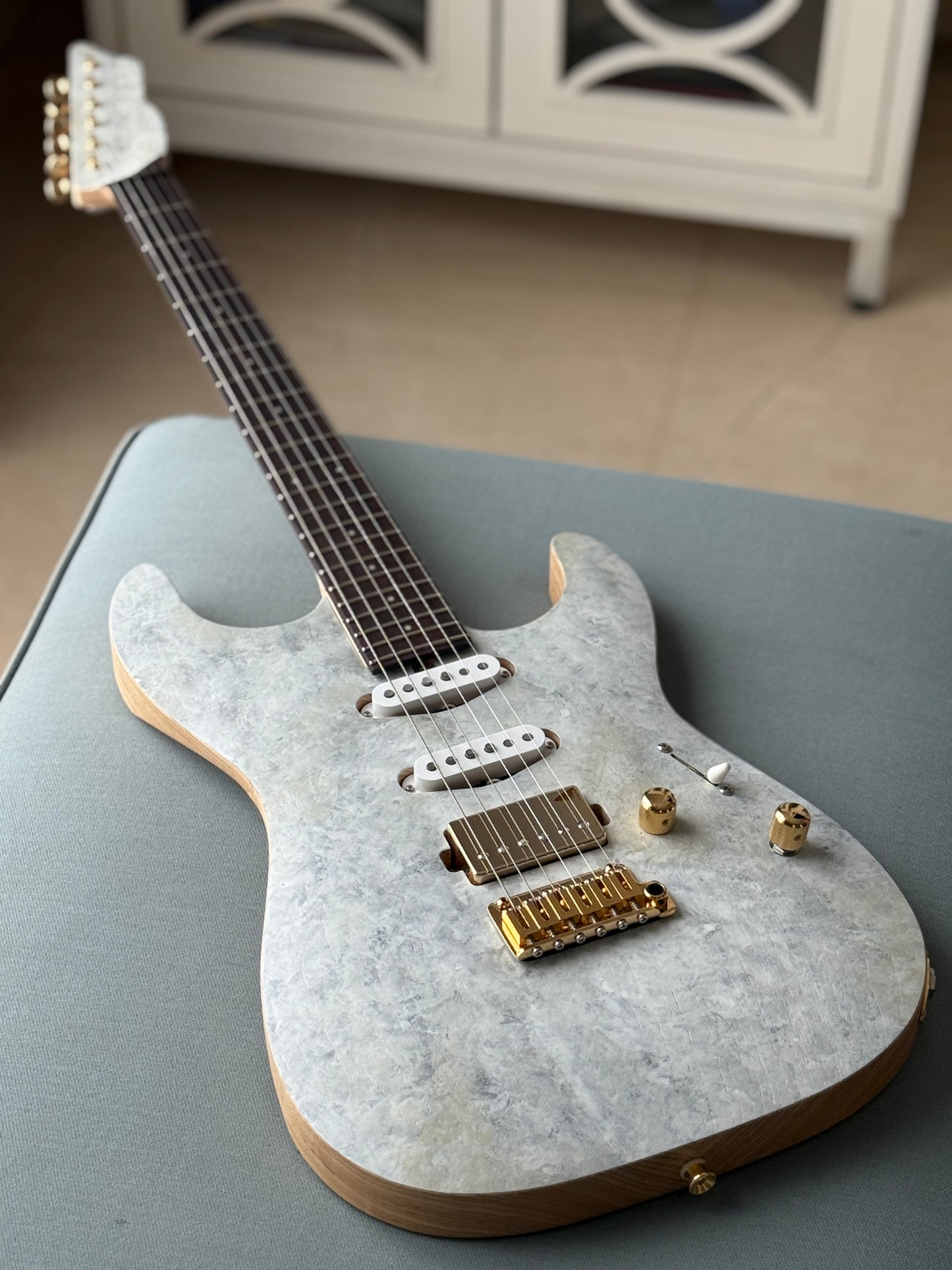 Saito S-622 SSH with Rosewood and Gold Hardware in White Granite 253033