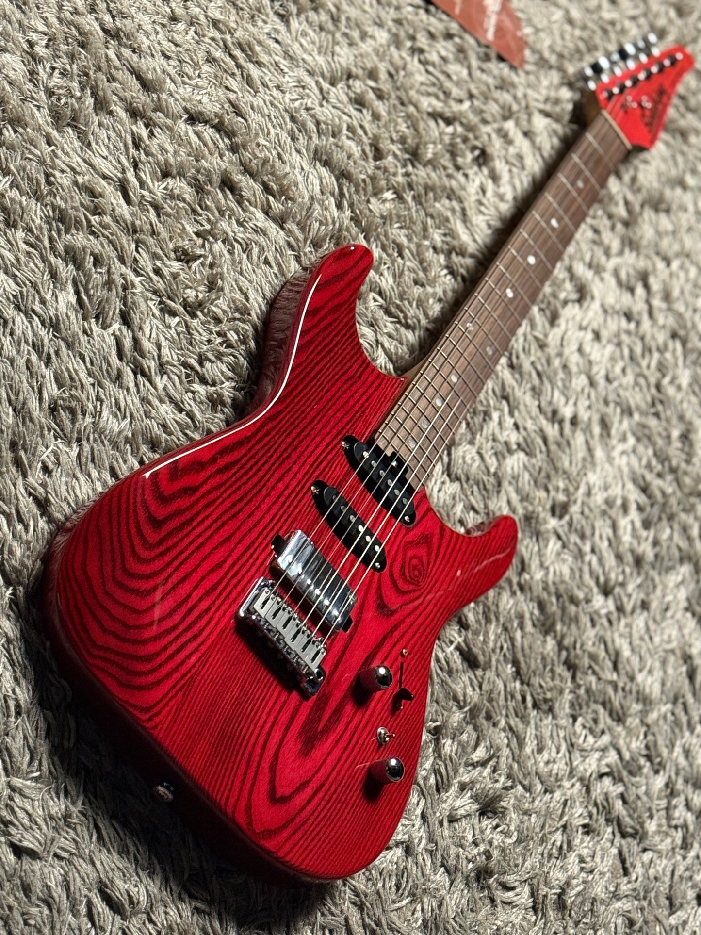 Soloking MS-1 Custom ในสีม่วงแดงใสพร้อมคอไม้เมเปิ้ลย่างและตัวไม้แอช 