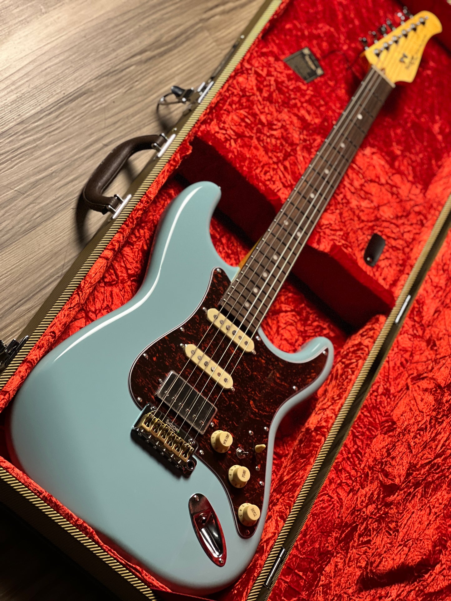 SQOE SEST1000 HSS Custom Shop Series in Sonic Blue Limited Edition with Hardshell Case