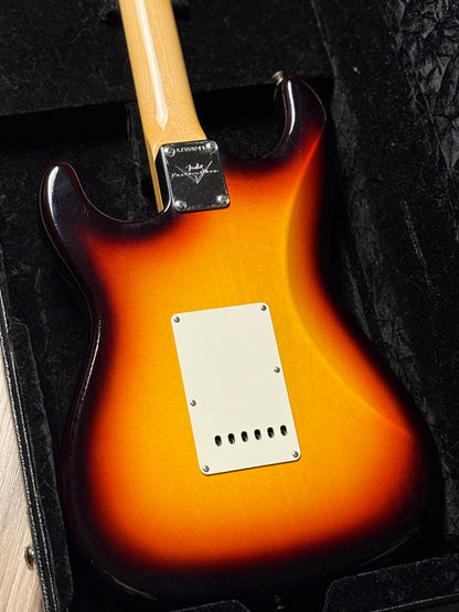 Fender Custom Shop 1968 Stratocaster Deluxe Closet Classic Maple in 3-color Sunburst CZ569243