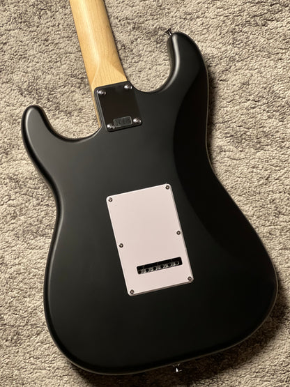 Squier Debut Series Stratocaster HSS with Laurel FB in Black