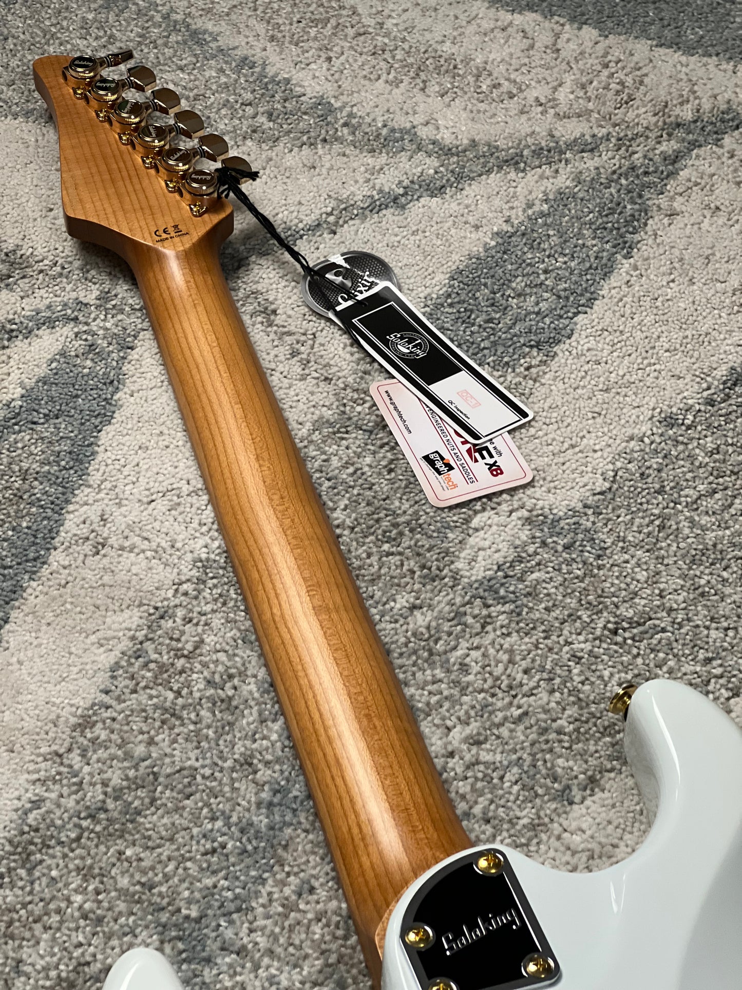 Soloking MS-11 Classic MKII ใน Olympic White พร้อมฮาร์ดแวร์สีทองและ Roasted Maple FB