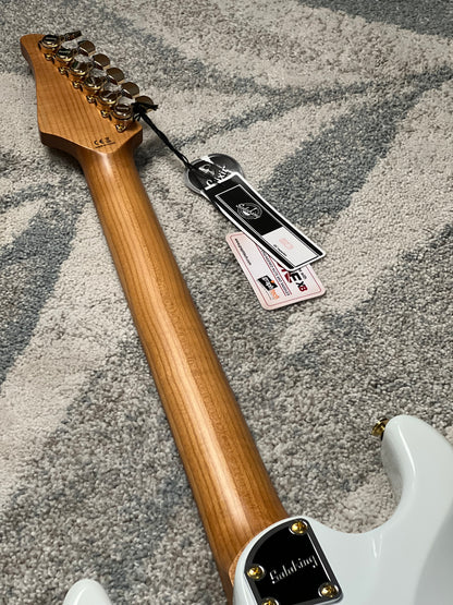 Soloking MS-11 Classic MKII ใน Olympic White พร้อมฮาร์ดแวร์สีทองและ Roasted Maple FB