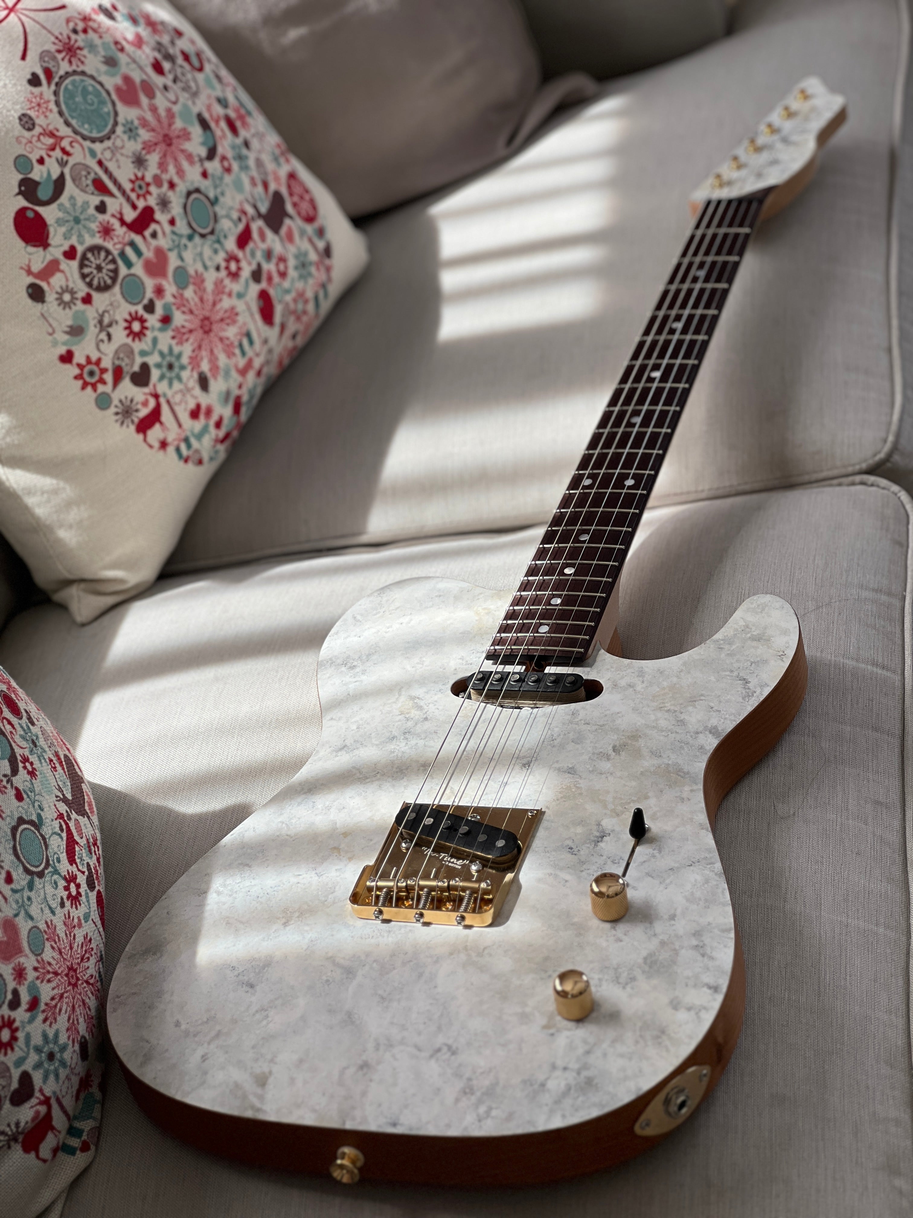 Saito S-622 TLC with Rosewood in White Granite with Gold Hardware