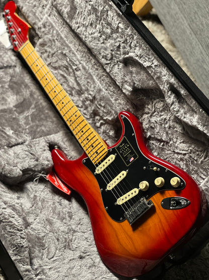 Fender American Ultra Luxe Stratocaster with Maple FB in Plasma Red Burst US210079410