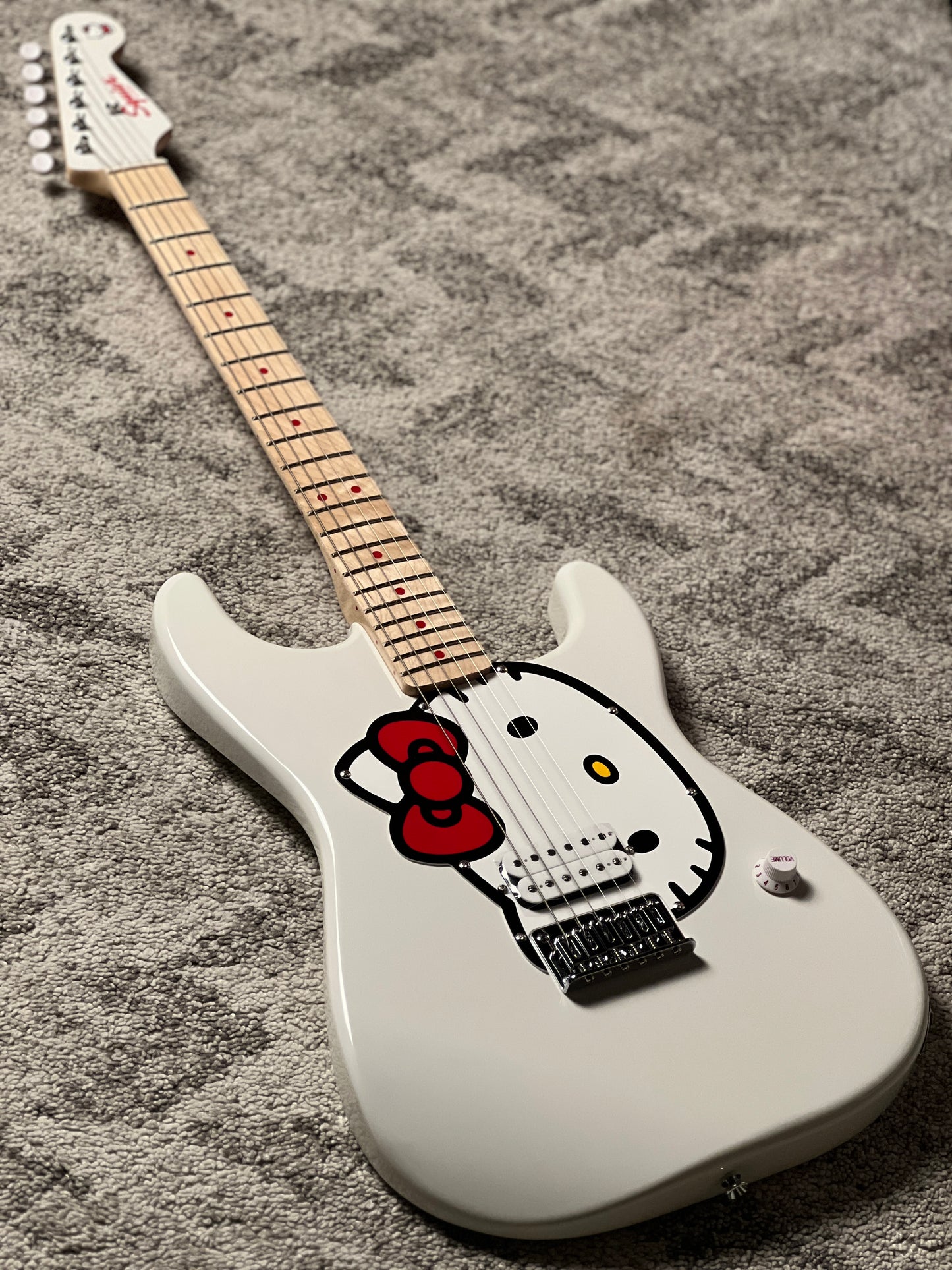 Squier by Fender Limited Edition Hello Kitty Stratocaster with Maple FB in White