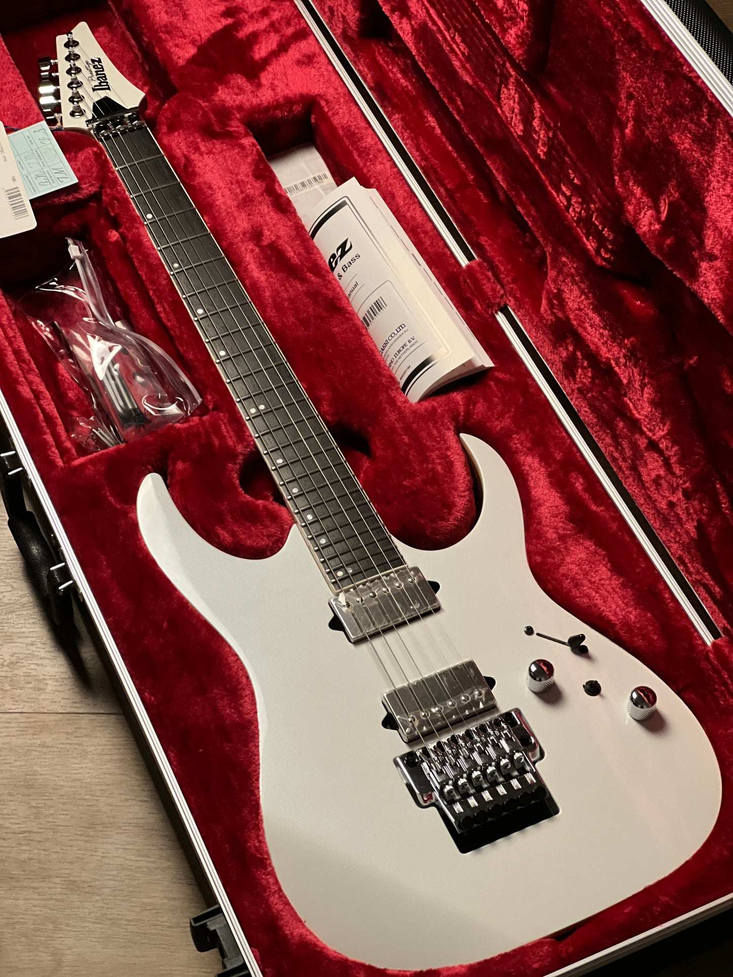 Ibanez Prestige RG5320C-PW in Pearl White F2413264