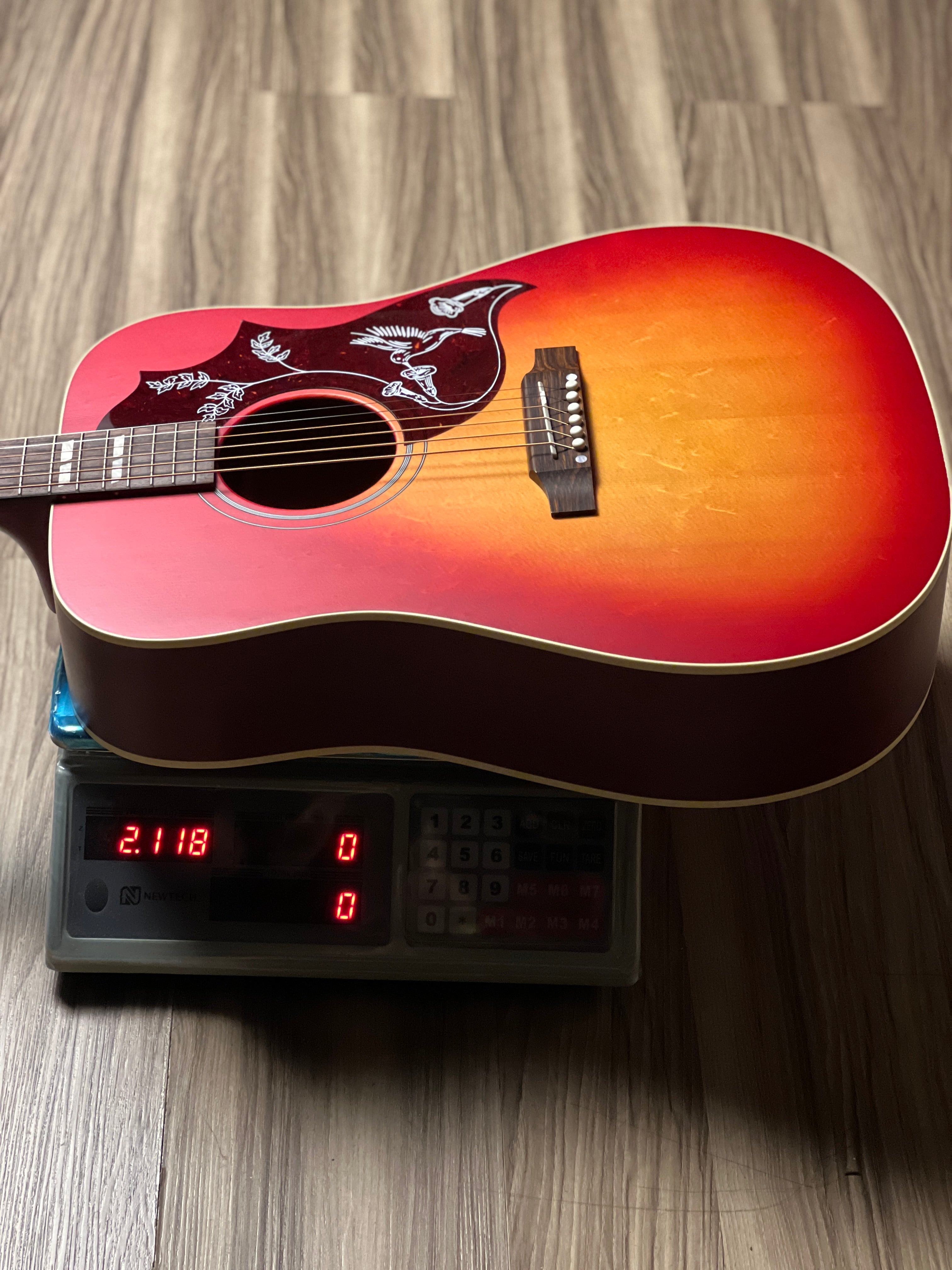 Gibson Hummingbird Special Satin in Vintage Cherry Sunburst w