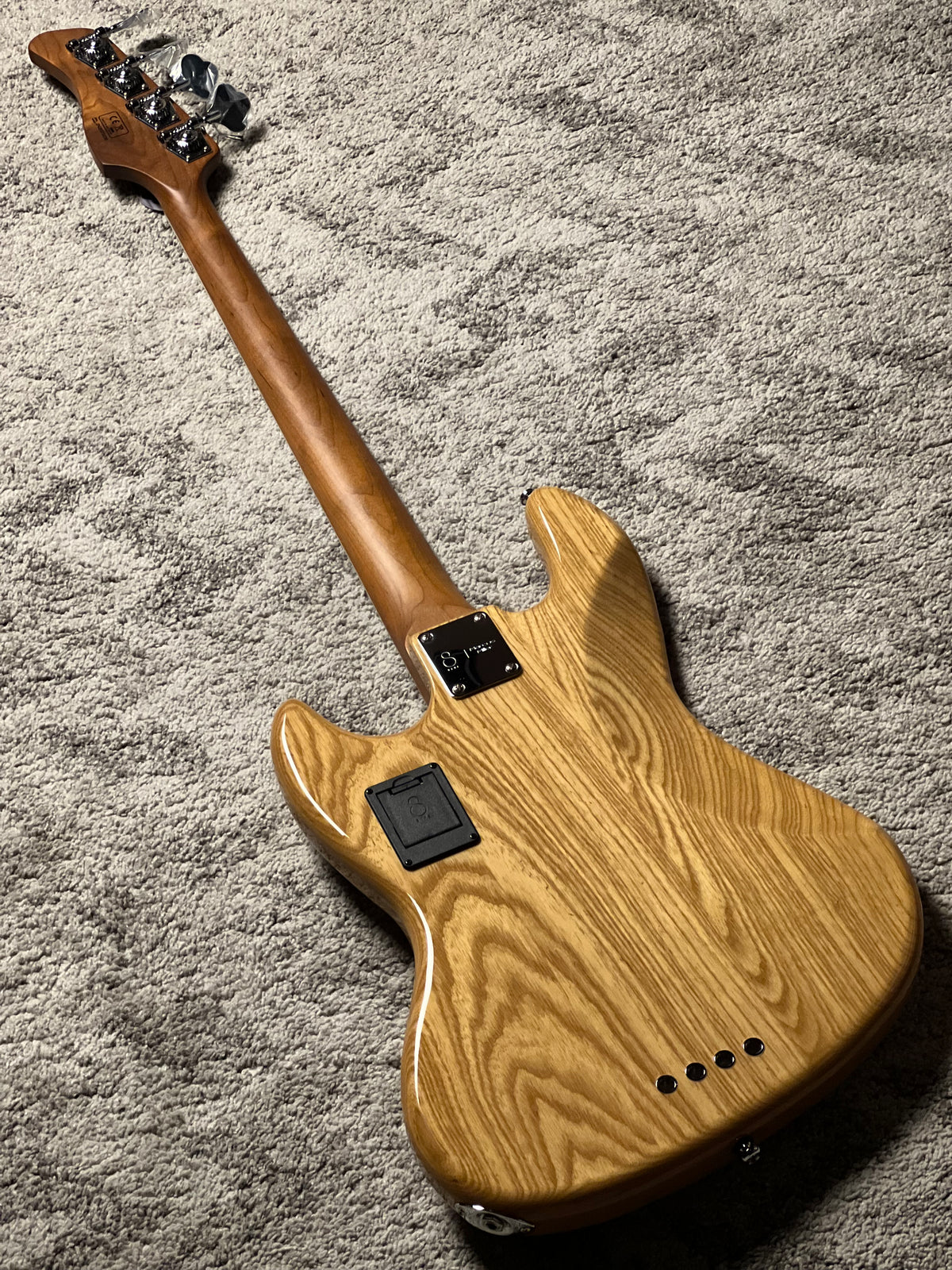 Sire Marcus Miller V8 SWAMP ASH 4 String in Natural w/Bag