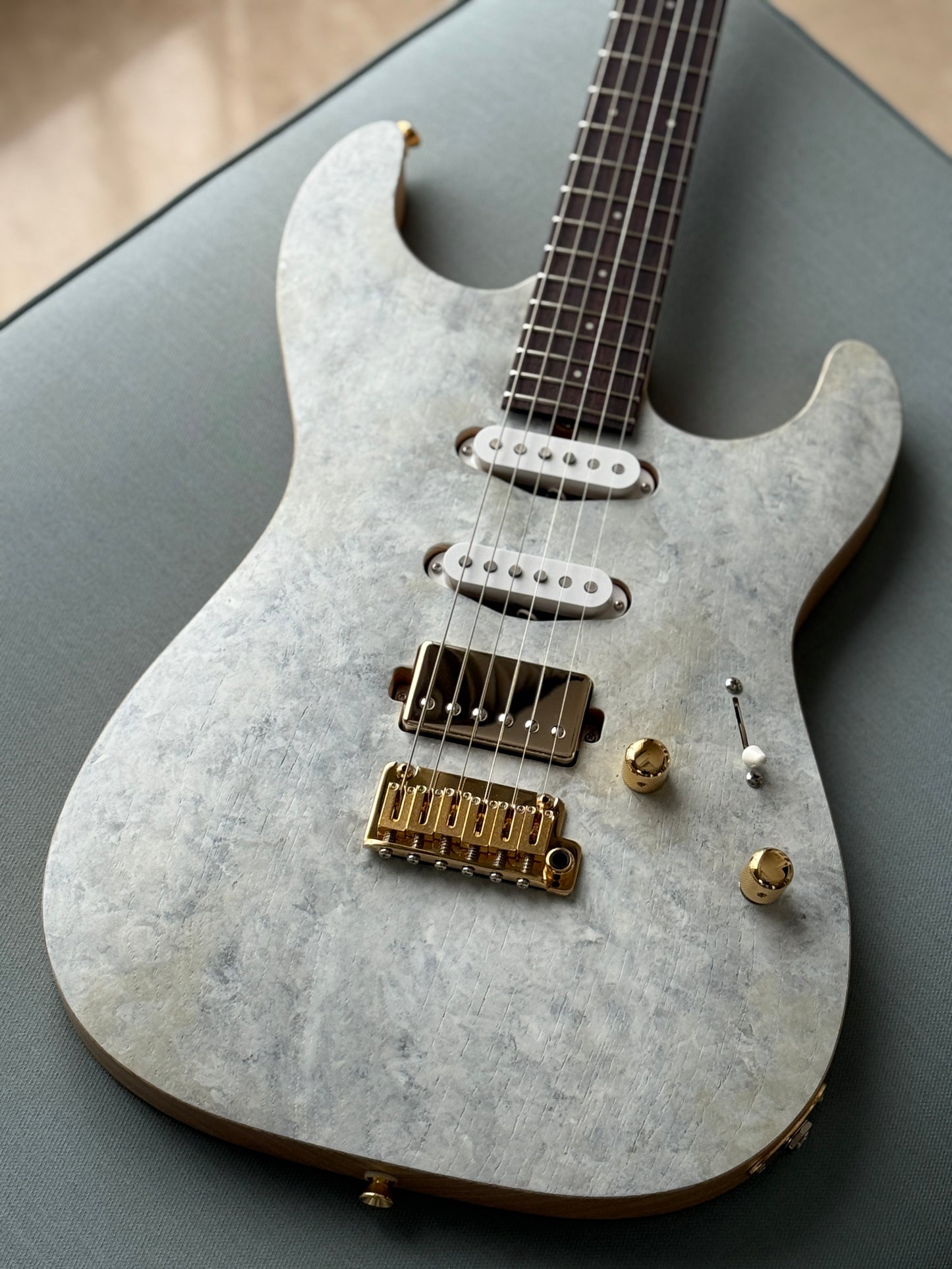 Saito S-622 SSH with Rosewood and Gold Hardware in White Granite 253033