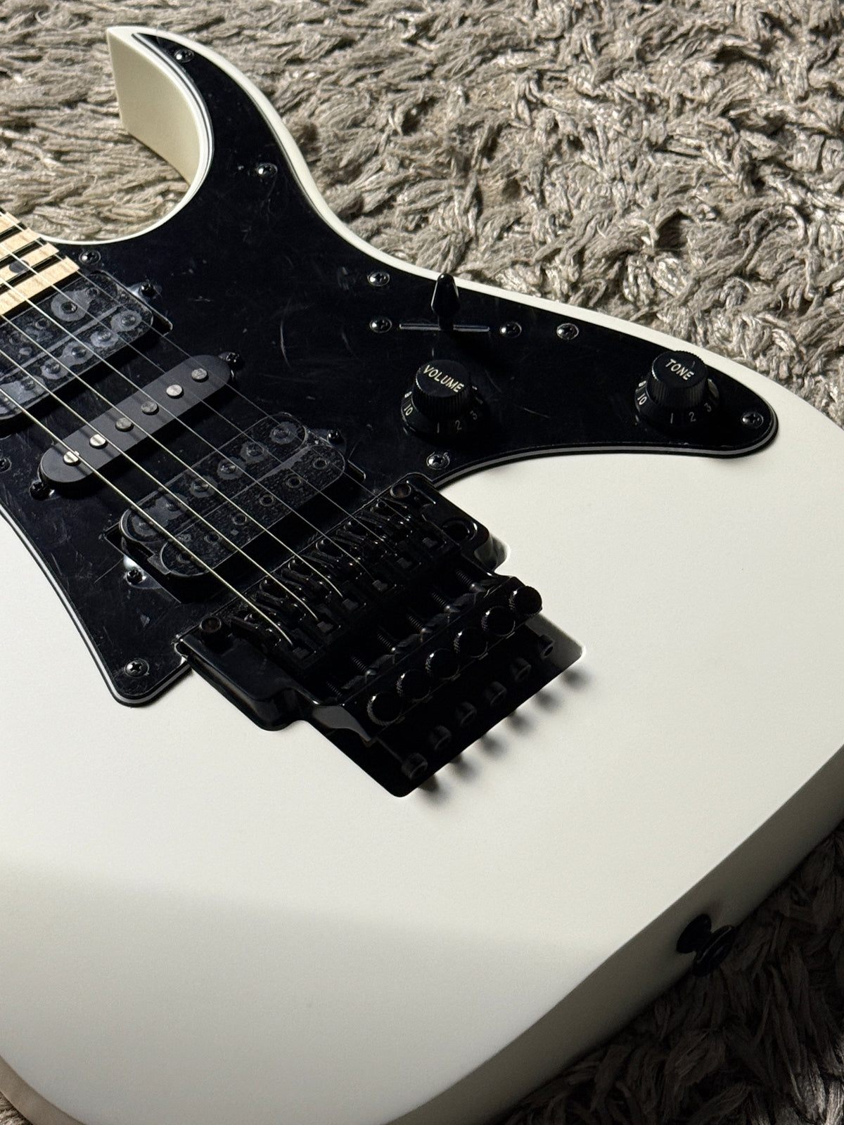 Ibanez RG550-WNF in White Flat