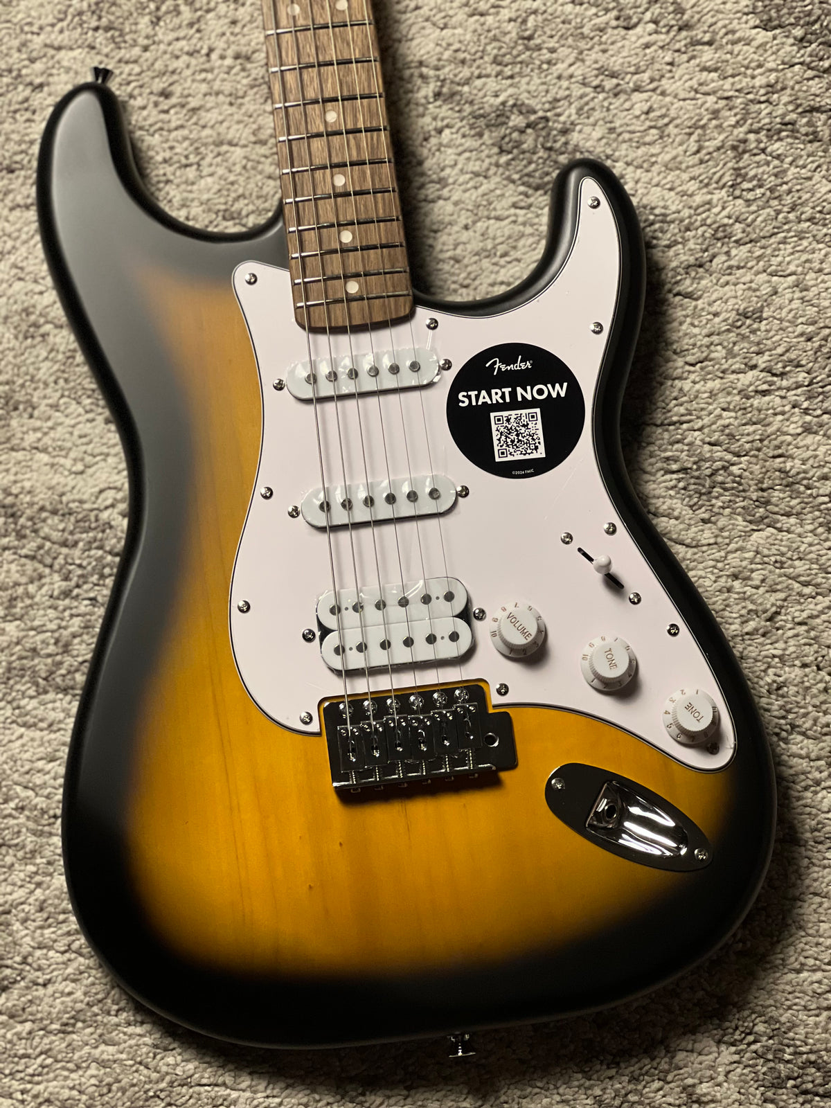 Squier Debut Series Stratocaster HSS with Laurel FB in 2 Tone Sunburst