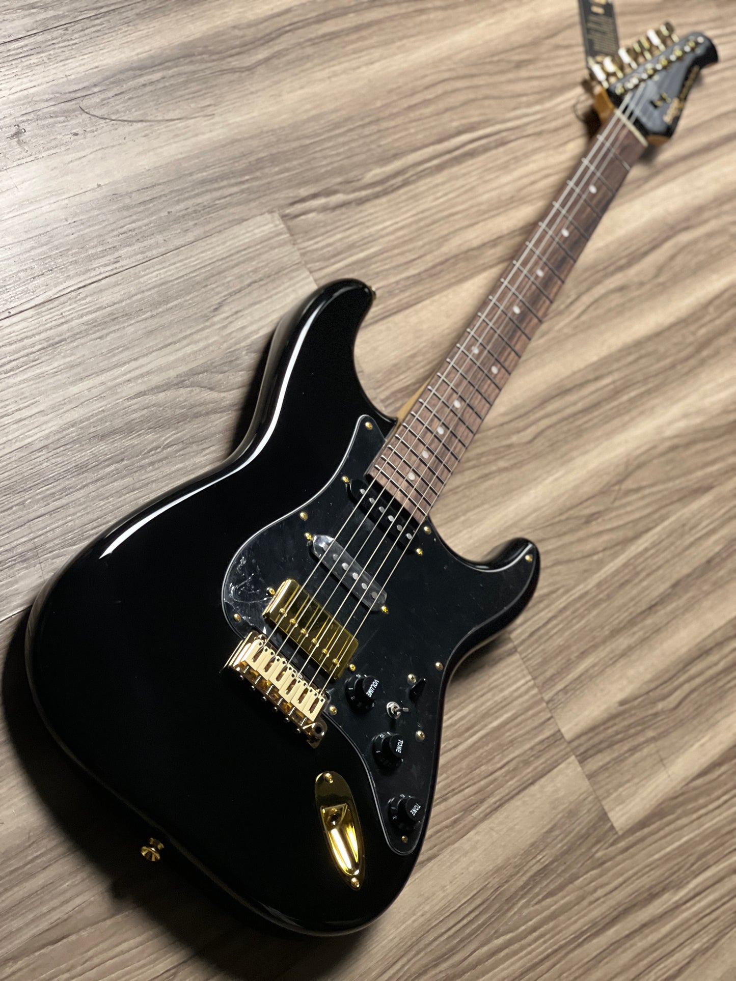 SQOE SEST1009 HSS Custom Shop Series in Black Beauty Gold Hardware Limited Edition with Hardshell Case