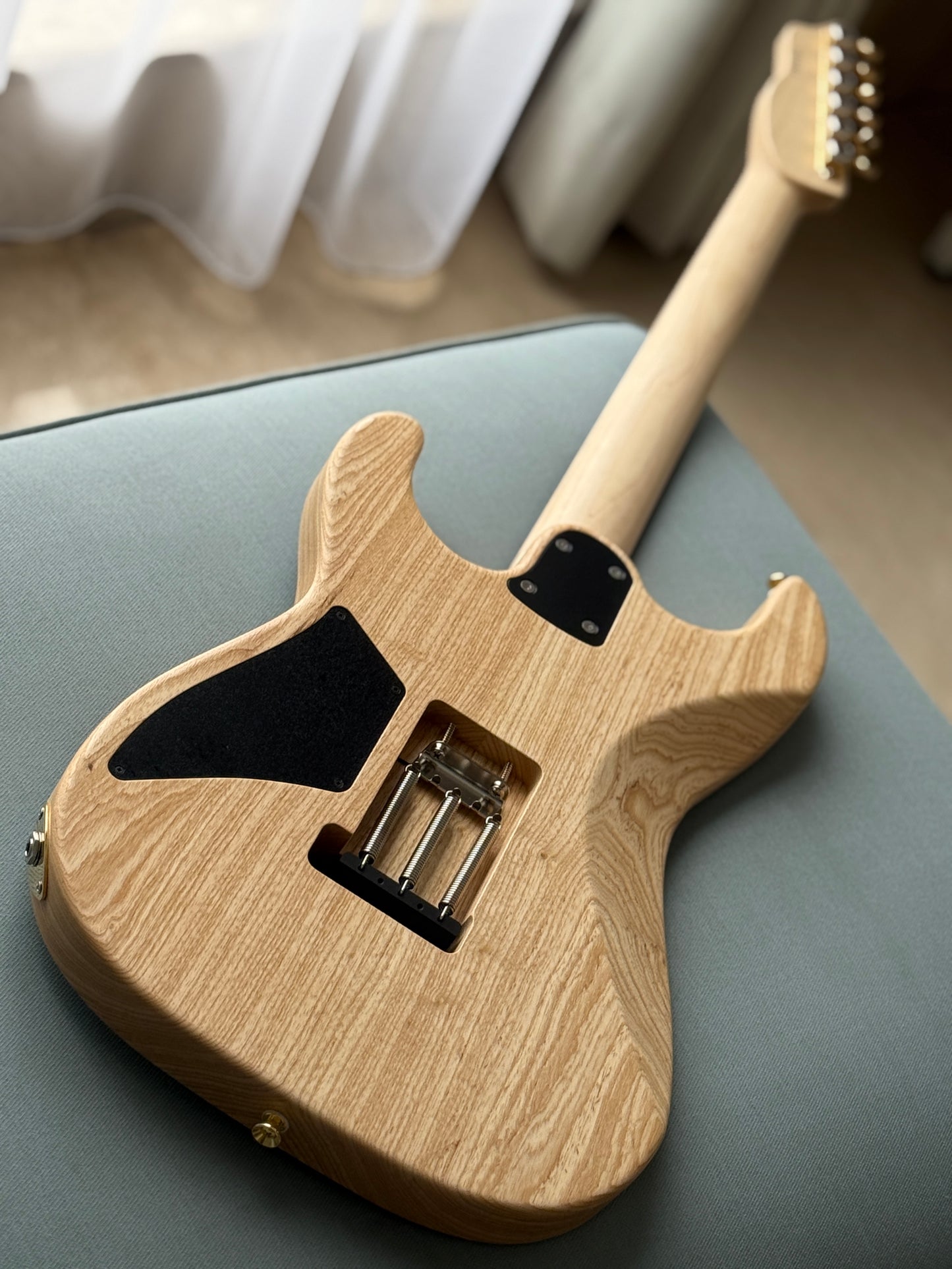 Saito S-622 SSH with Rosewood and Gold Hardware in White Granite 253033