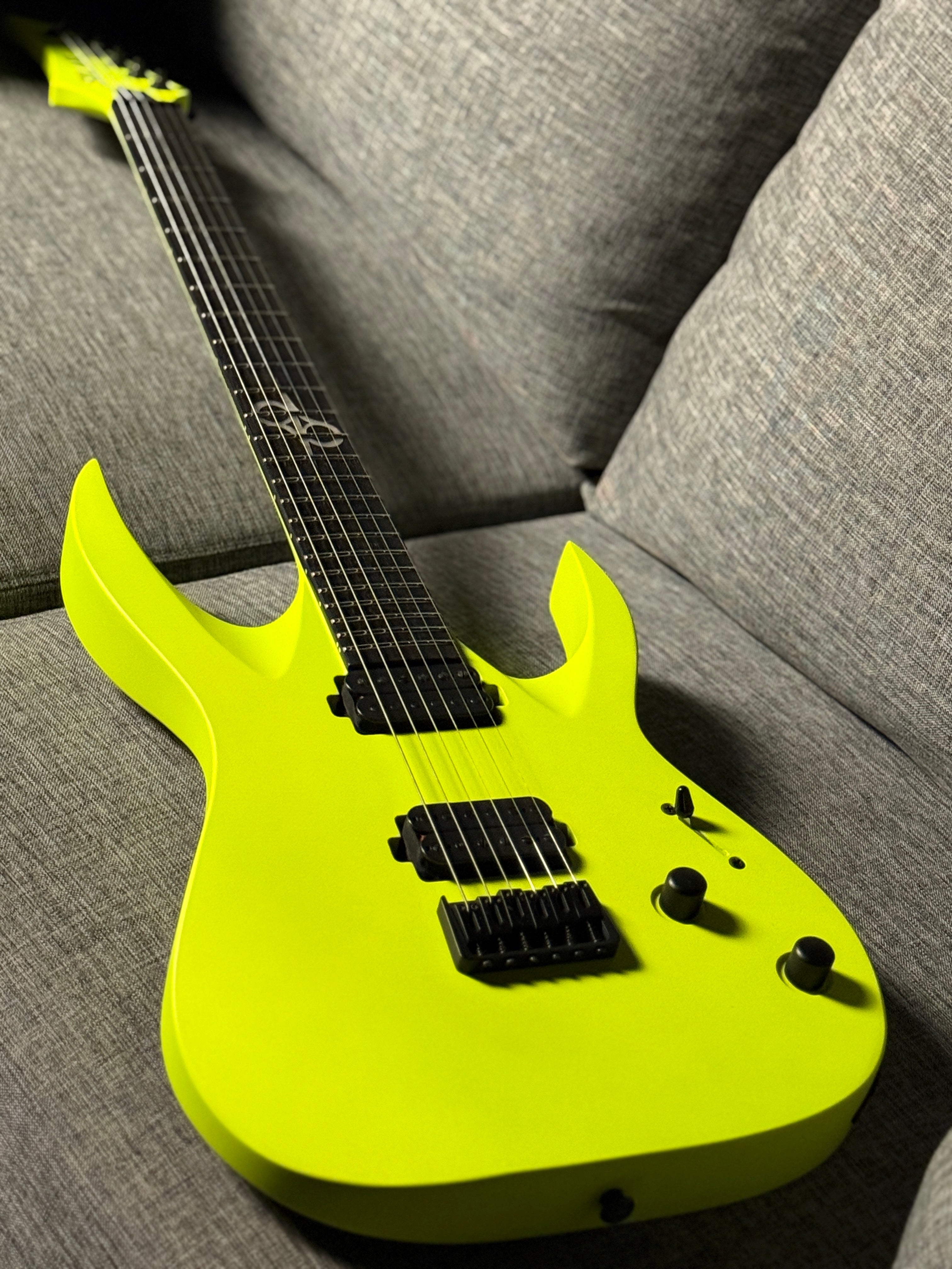 Solar A2.6 in Lemon Neon Matte IW21110510 – nafiriguitar.com