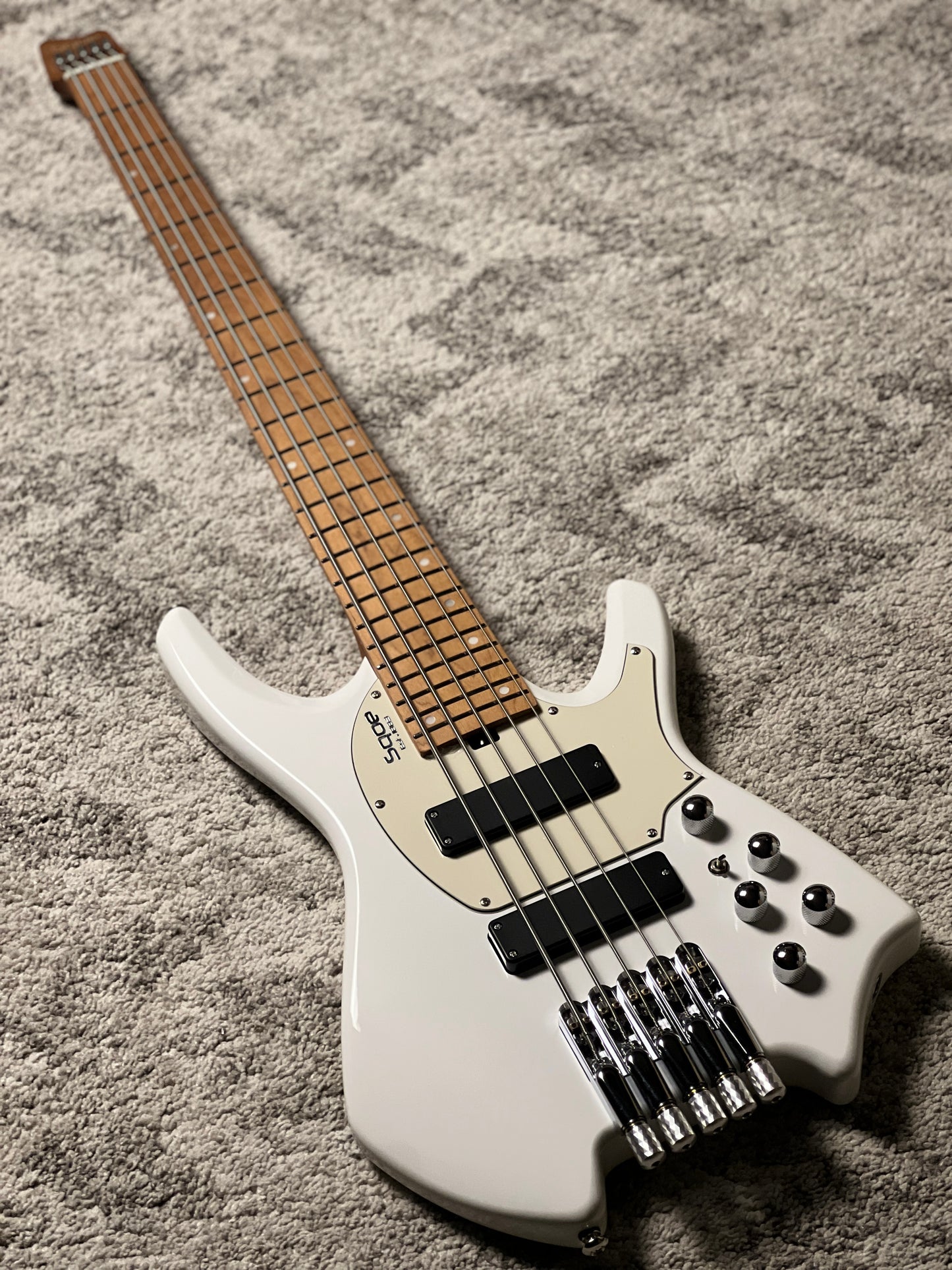 SQOE SBWT750 WH Warrior 5-String Headless Bass in Pearl White