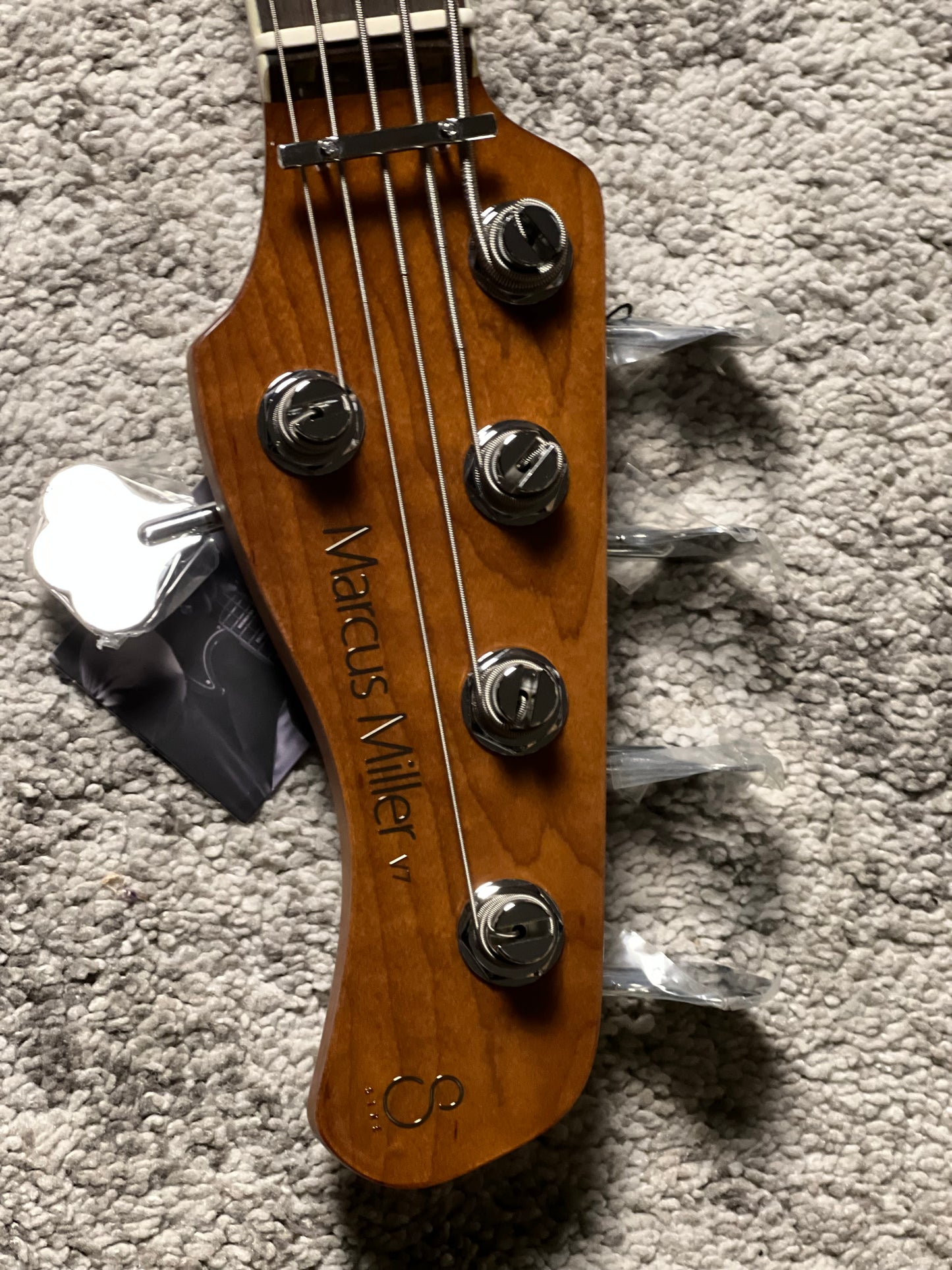 Sire Marcus Miller V7 Alder 5-String Bass Guitar 2nd Gen in Antique White