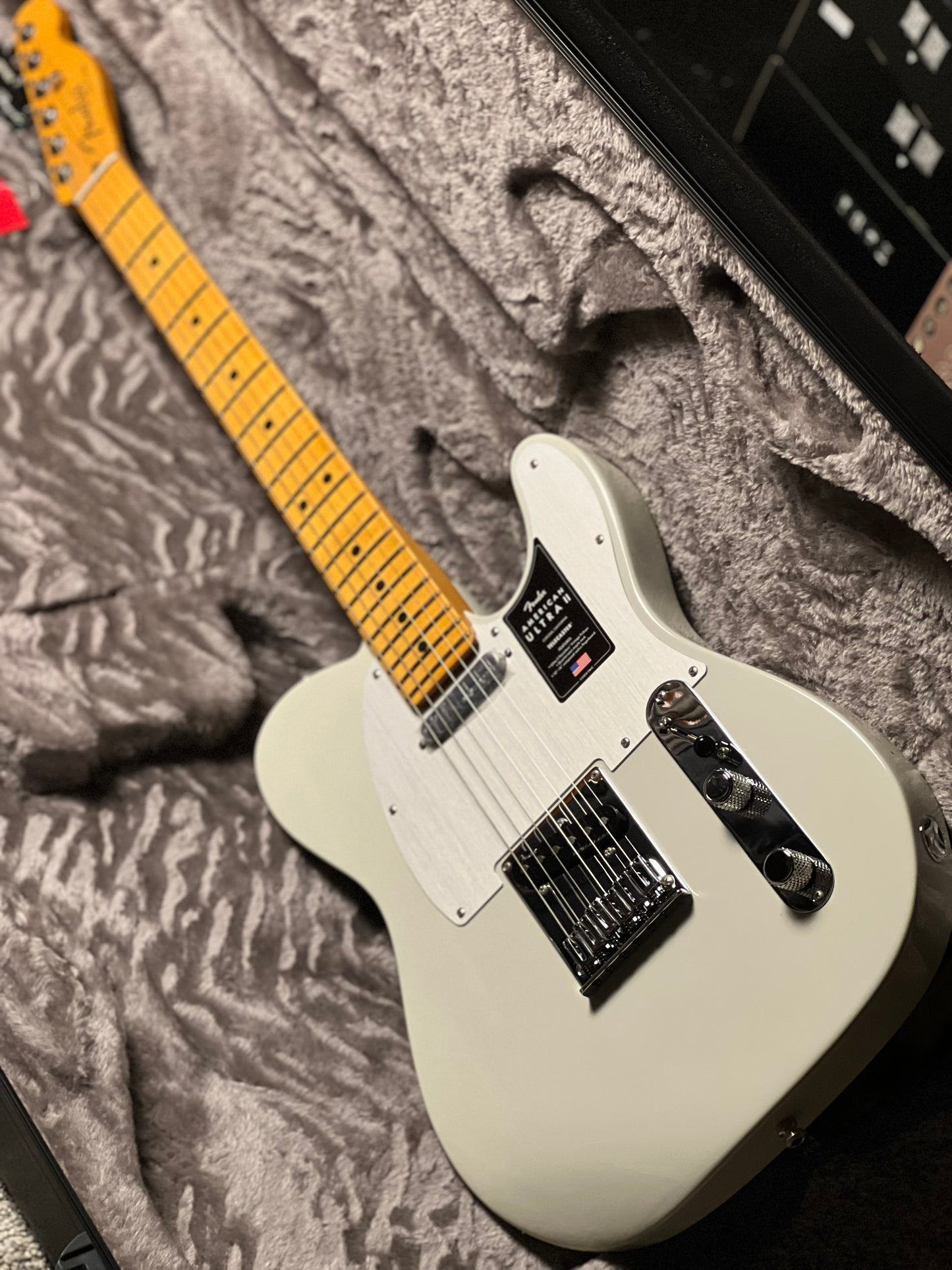 Fender American Ultra II Telecaster with Maple FB in Avalanche US24063338