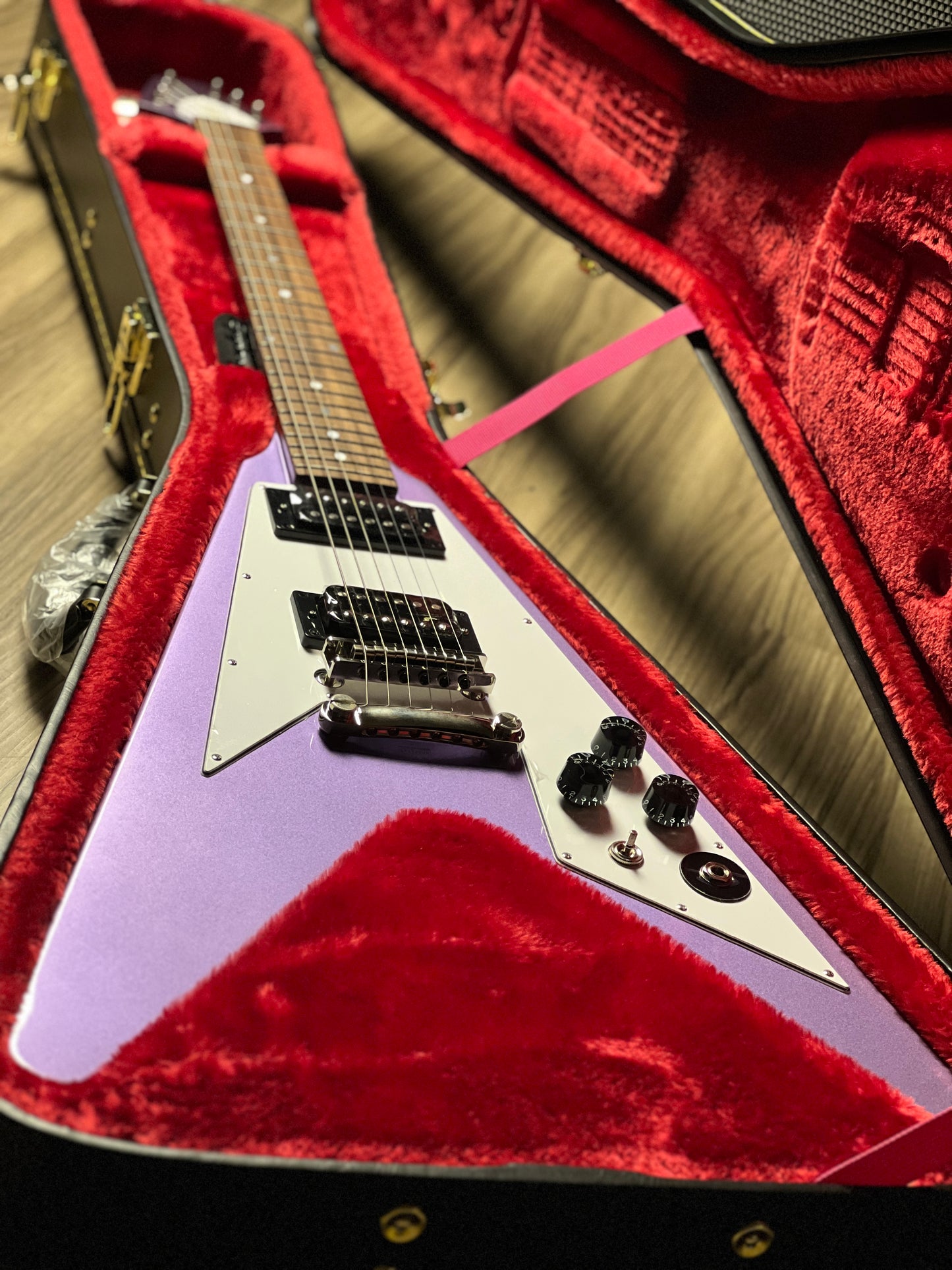 Epiphone Kirk Hammett 1979 Flying V in Purple Metallic