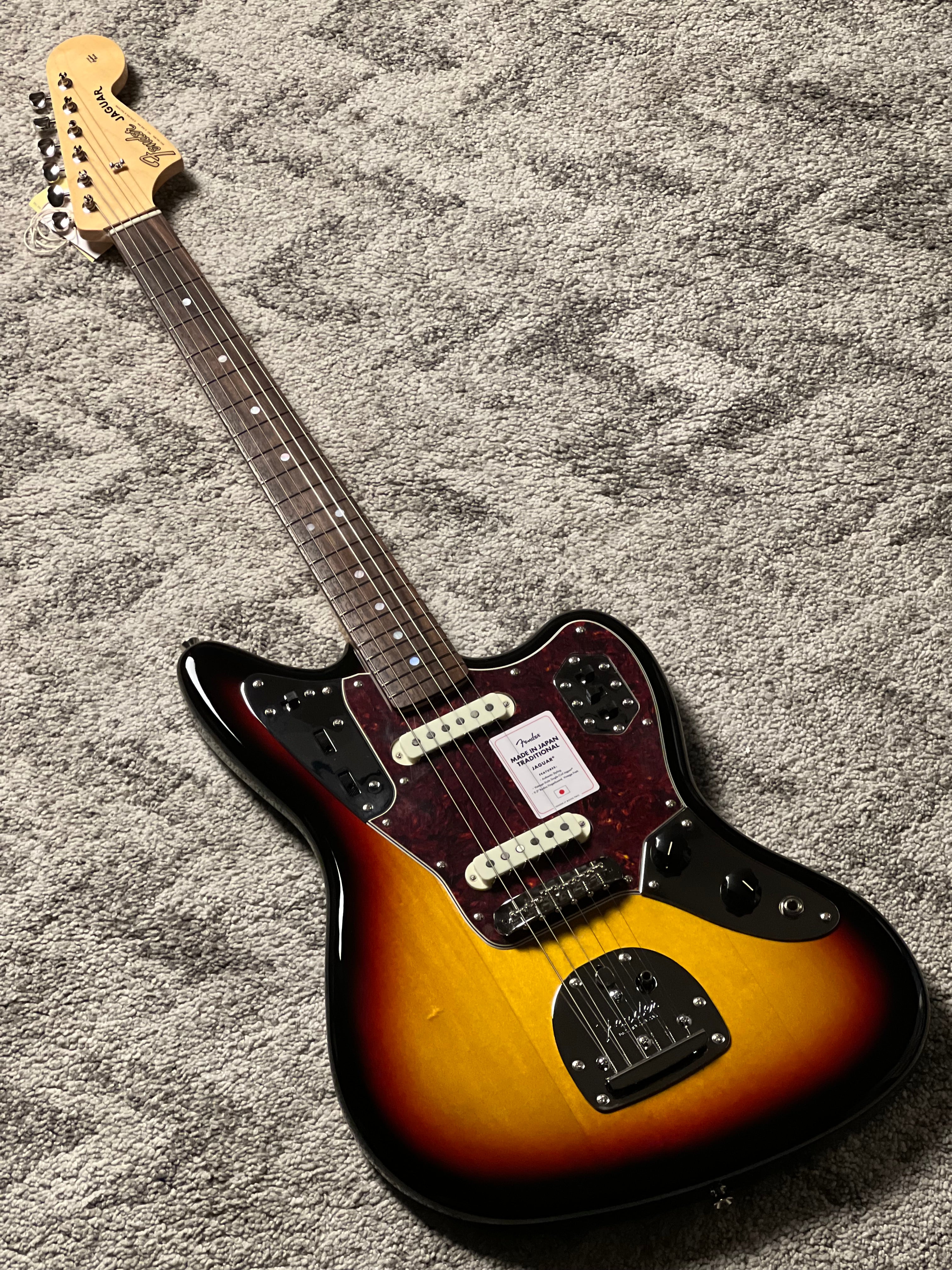 ギター Fender Japan Jaguar Fender Japan Traditional 60s Jaguar with RW FB in 3-Color Sunburst